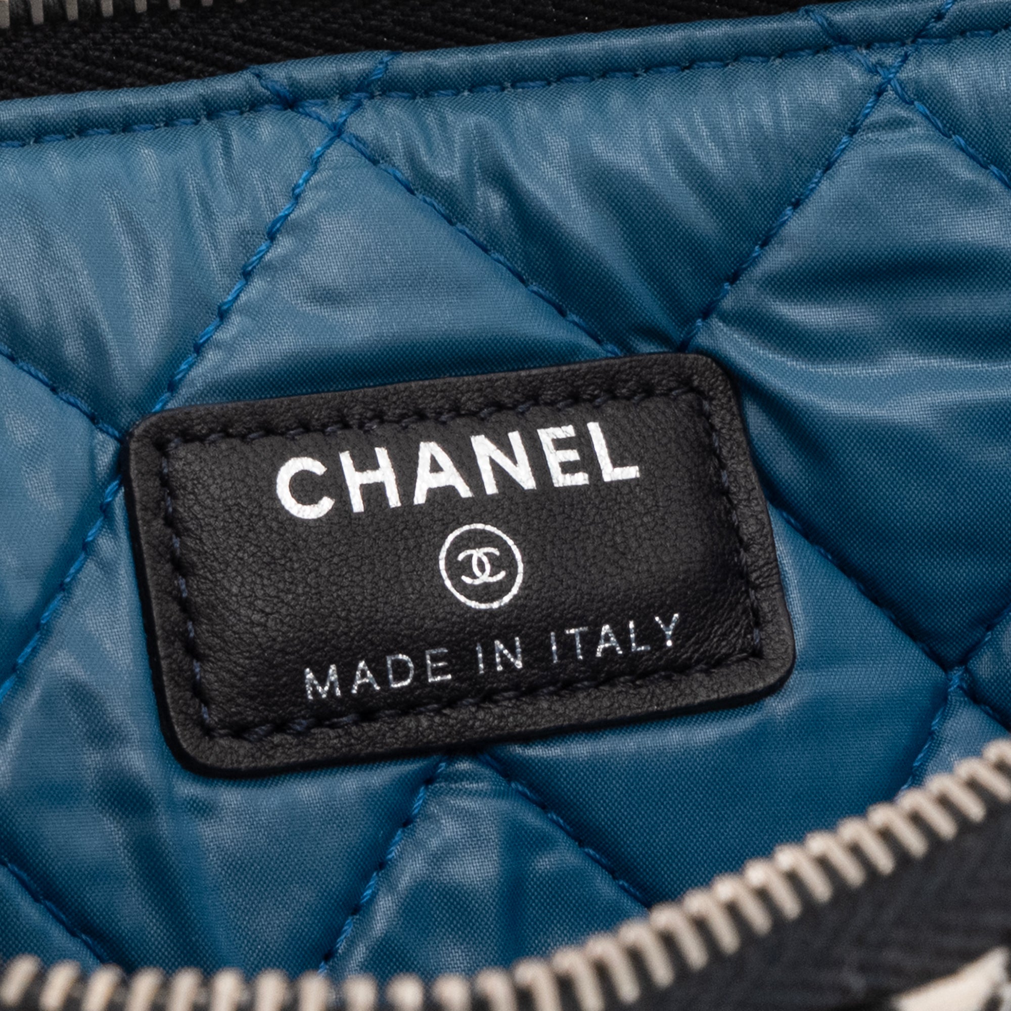 CHANEL - Pochette Paris Dubaï Chanel en toile multicolore