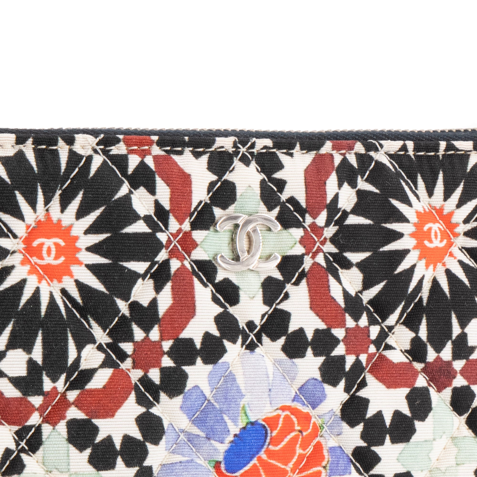 CHANEL - Pochette Paris Dubaï Chanel en toile multicolore