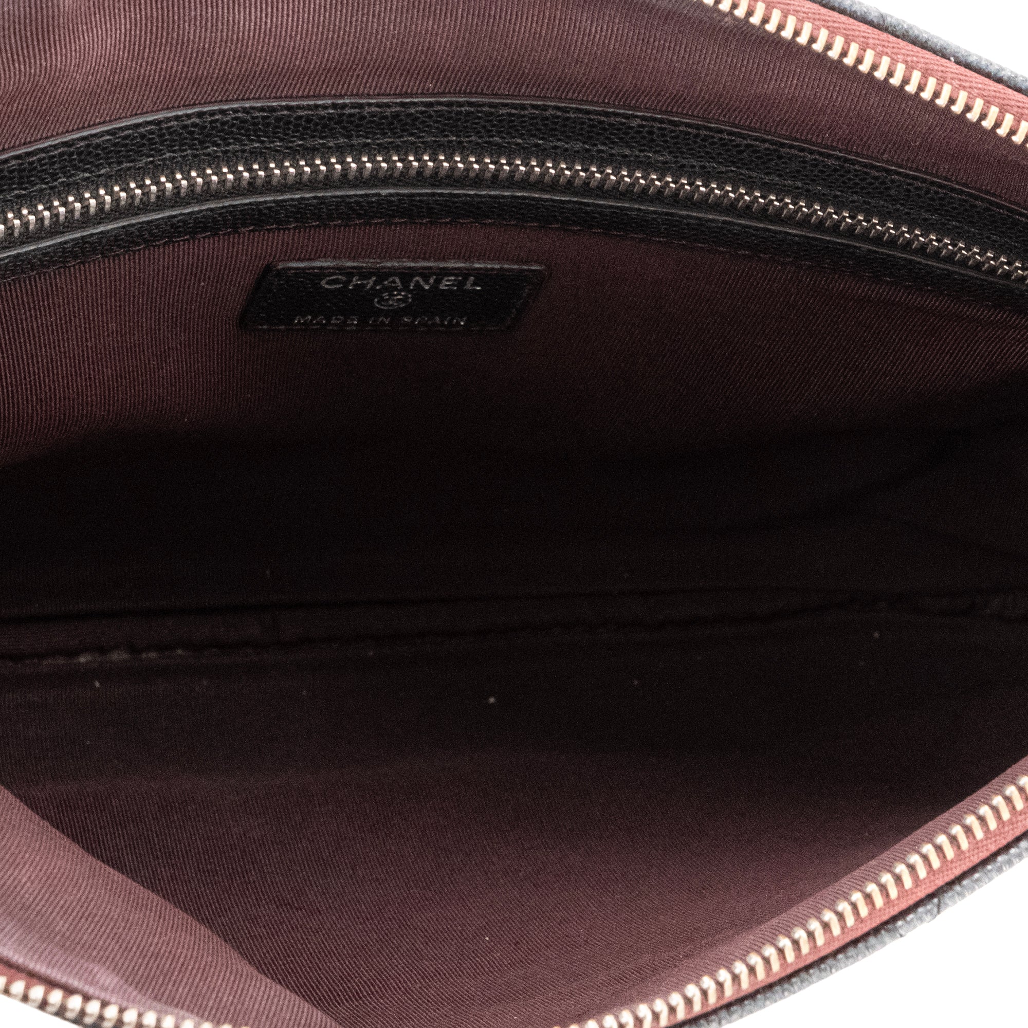 CHANEL - Pochette zippée Classique Chanel en cuir grainé noir