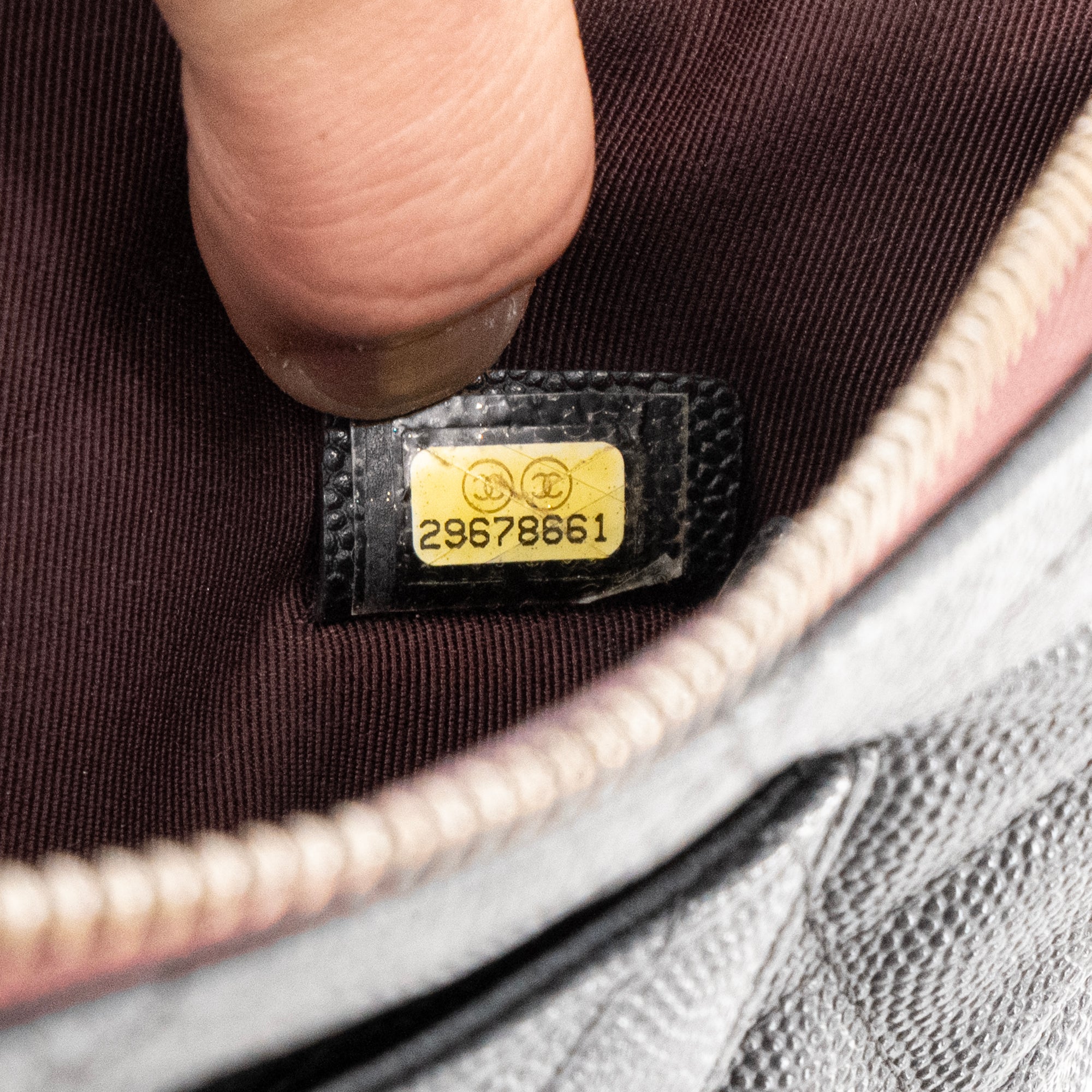 CHANEL - Pochette zippée Classique Chanel en cuir grainé noir