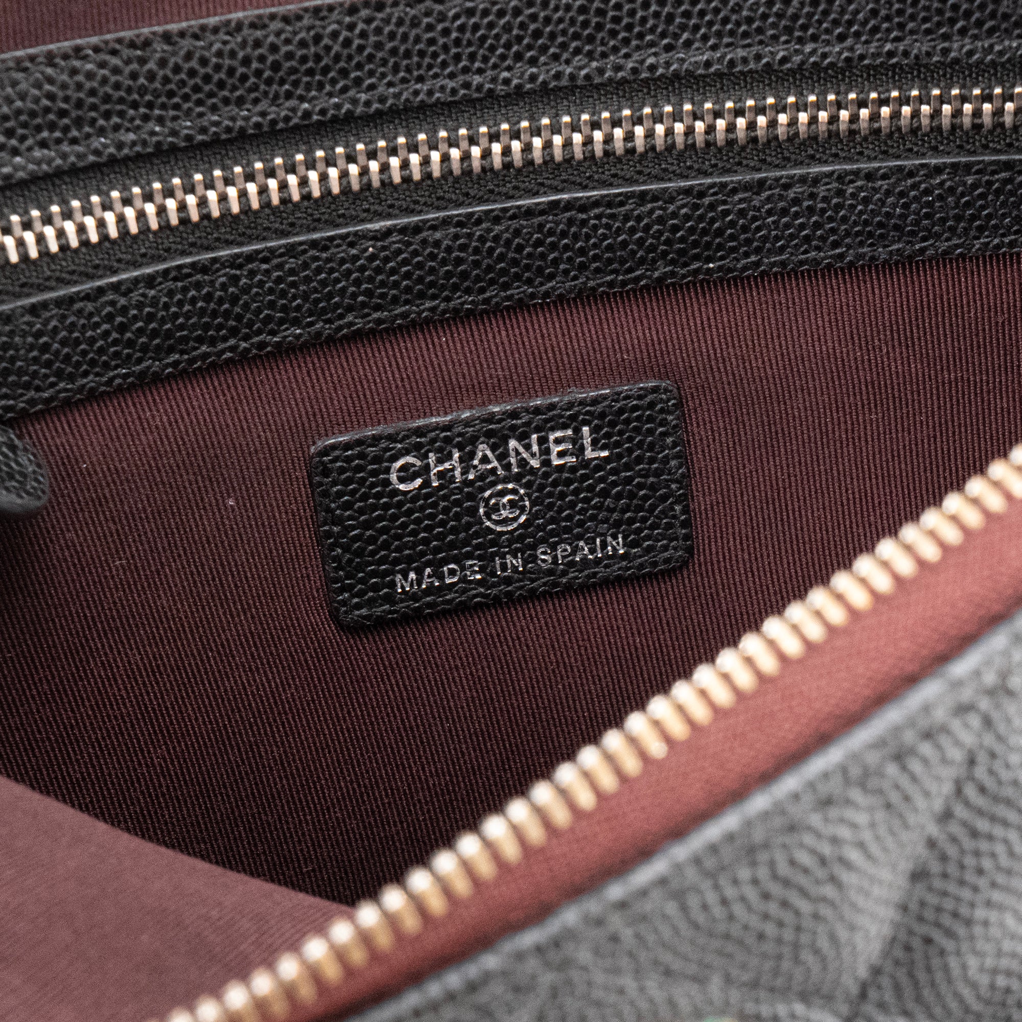 CHANEL - Pochette zippée Classique Chanel en cuir grainé noir