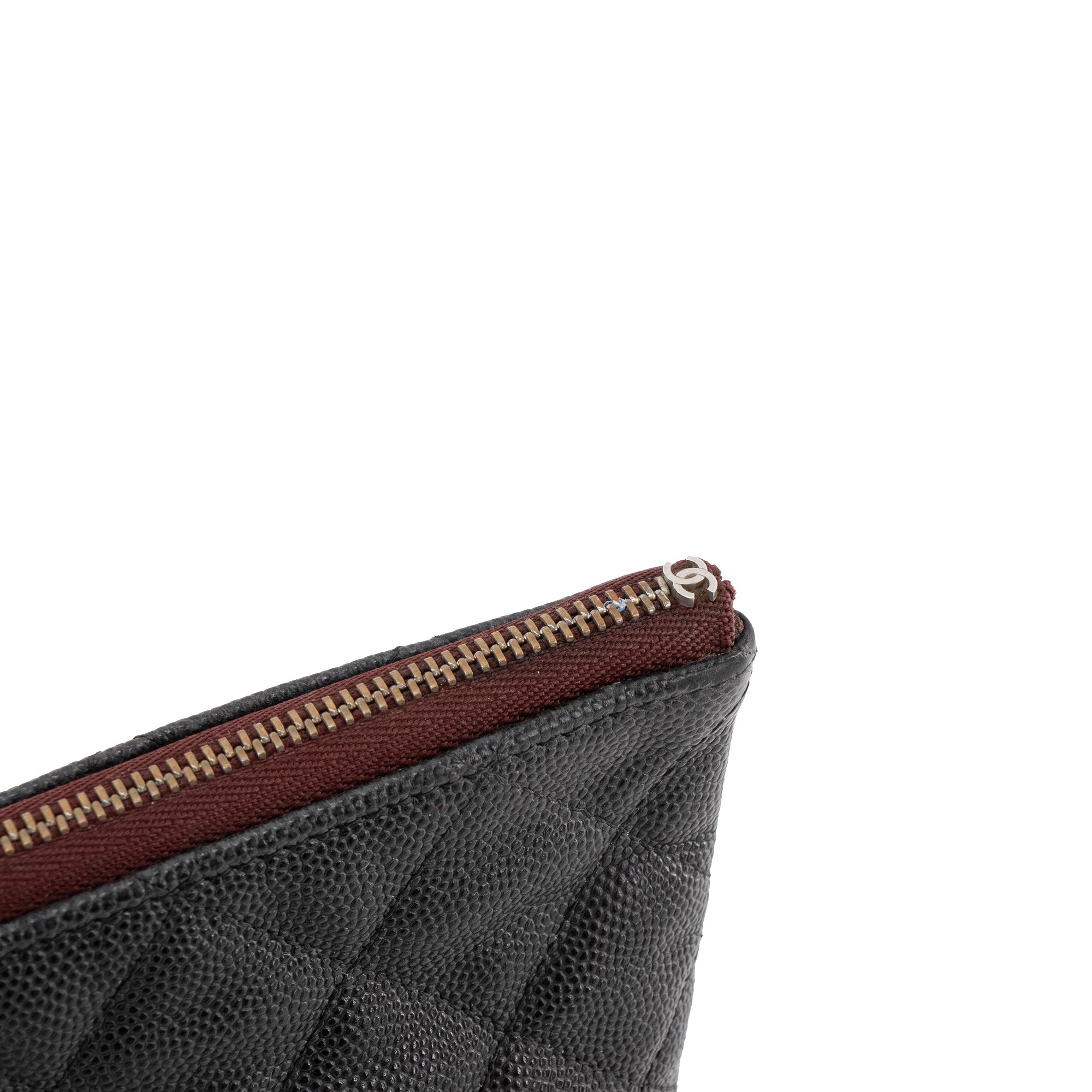 CHANEL - Pochette zippée Classique Chanel en cuir grainé noir