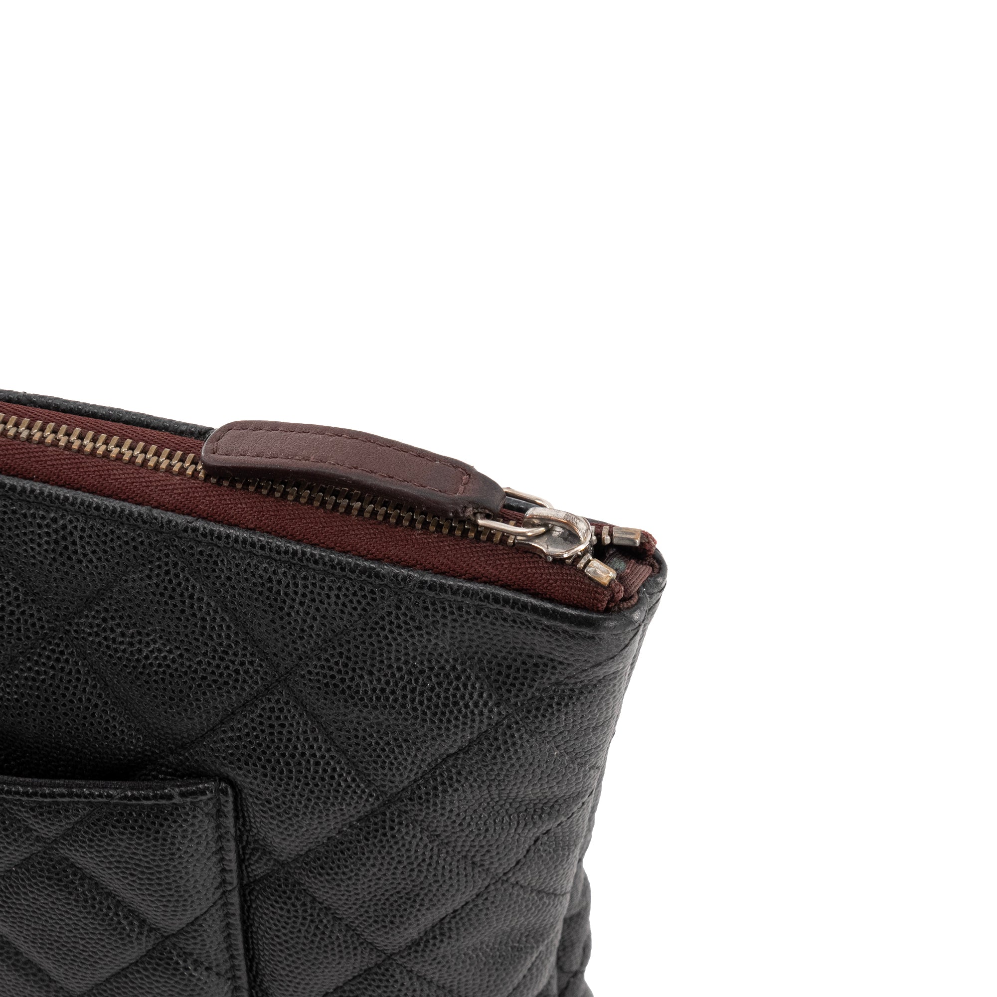 CHANEL - Pochette zippée Classique Chanel en cuir grainé noir