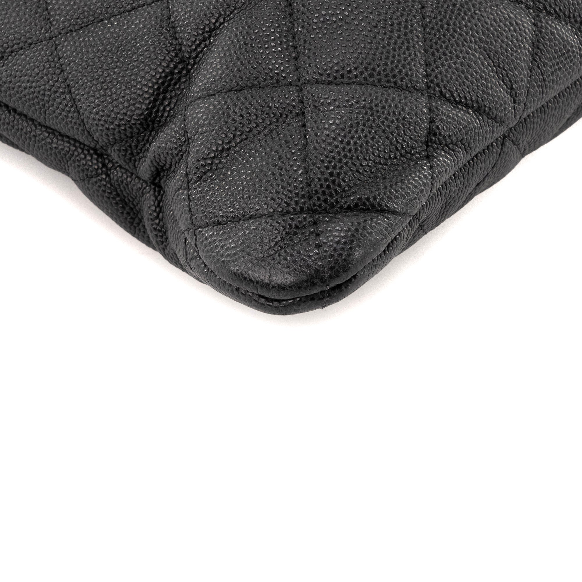 CHANEL - Pochette zippée Classique Chanel en cuir grainé noir