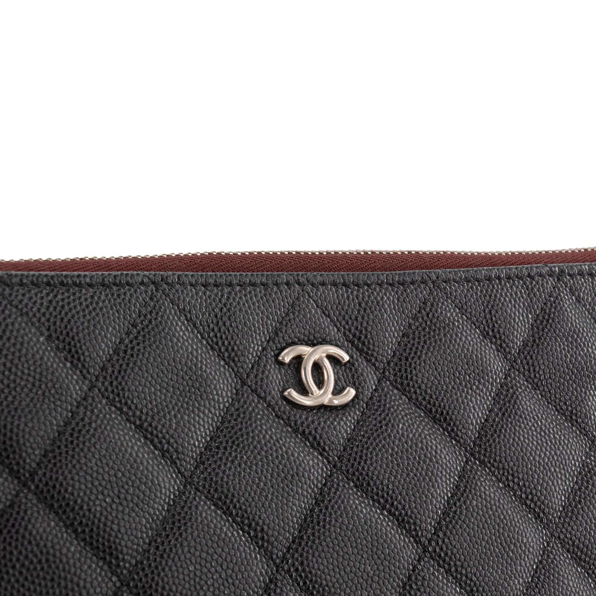 CHANEL - Pochette zippée Classique Chanel en cuir grainé noir