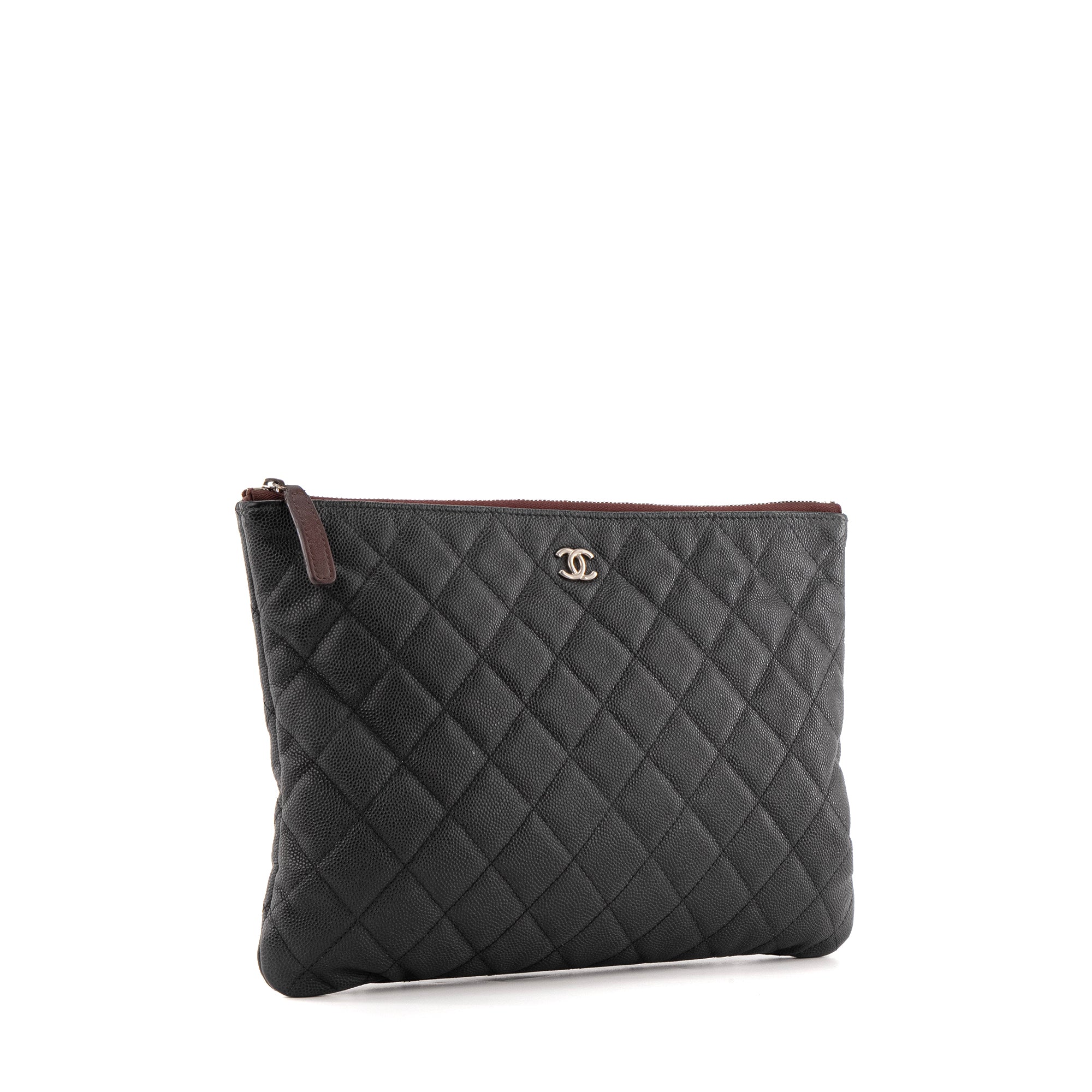 CHANEL - Pochette zippée Classique Chanel en cuir grainé noir