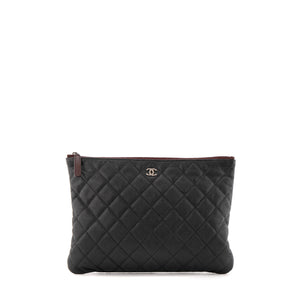 CHANEL - Pochette zippée Classique Chanel en cuir grainé noir