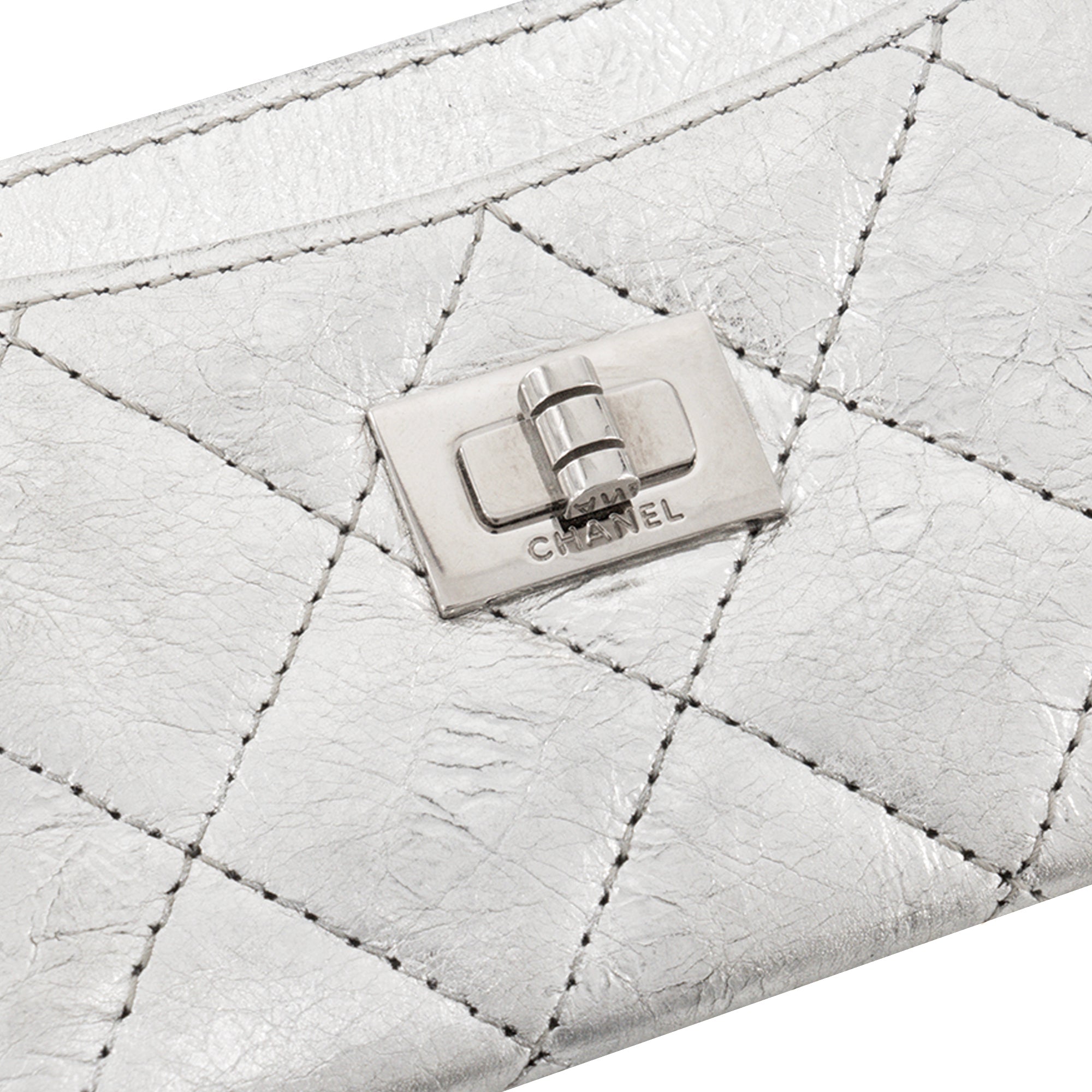 CHANEL - Porte cartes 2.55 Chanel en cuir froissé argenté