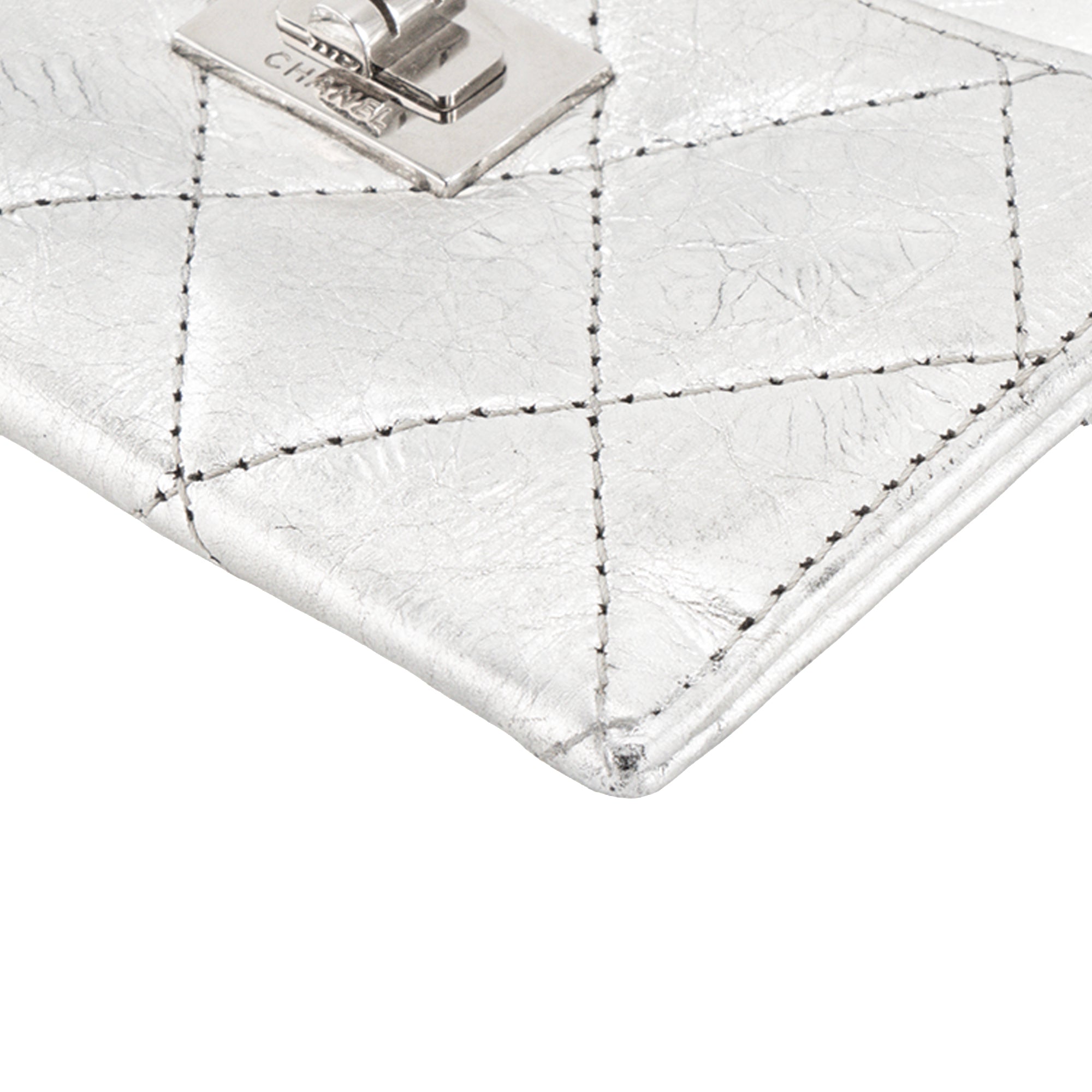 CHANEL - Porte cartes 2.55 Chanel en cuir froissé argenté