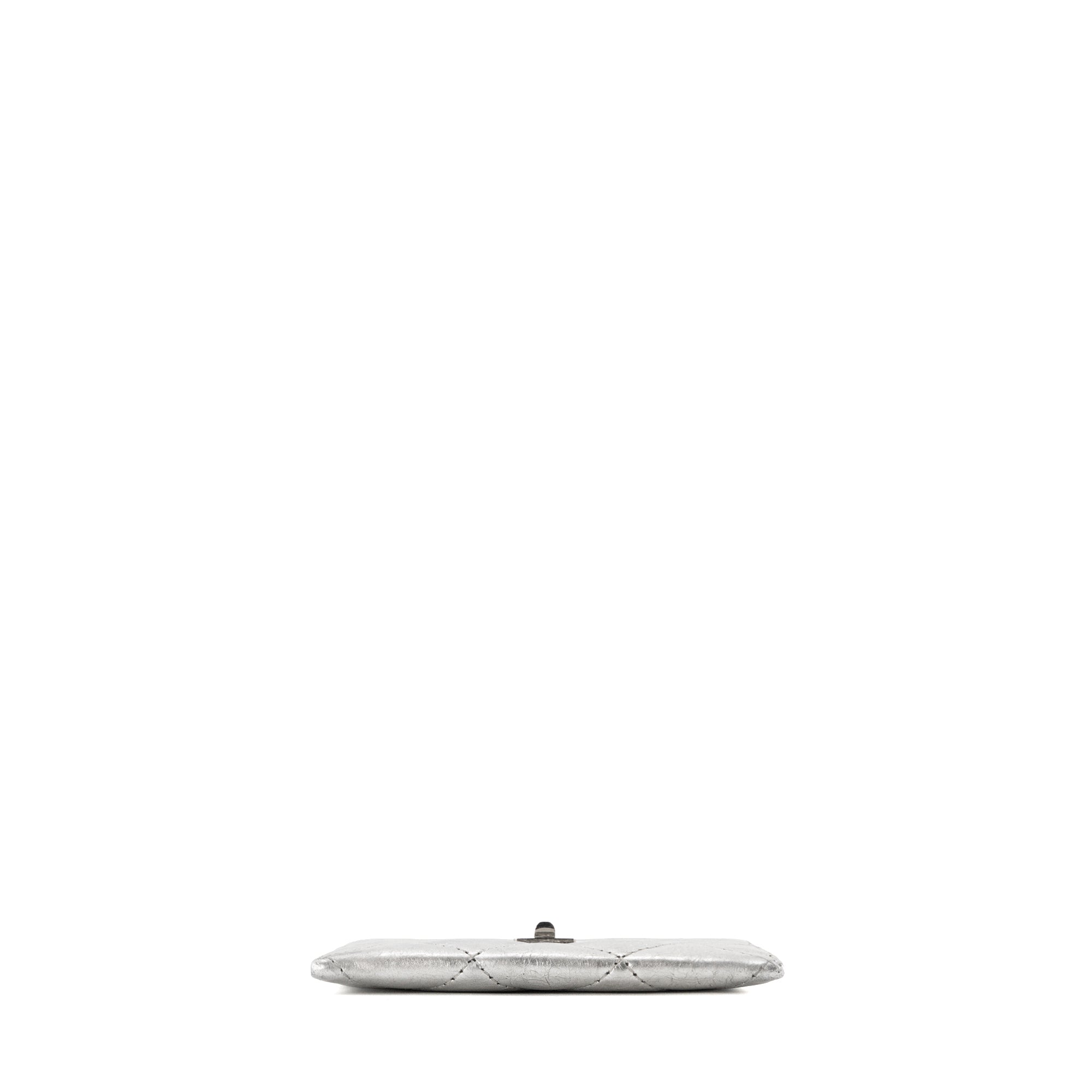 CHANEL - Porte cartes 2.55 Chanel en cuir froissé argenté