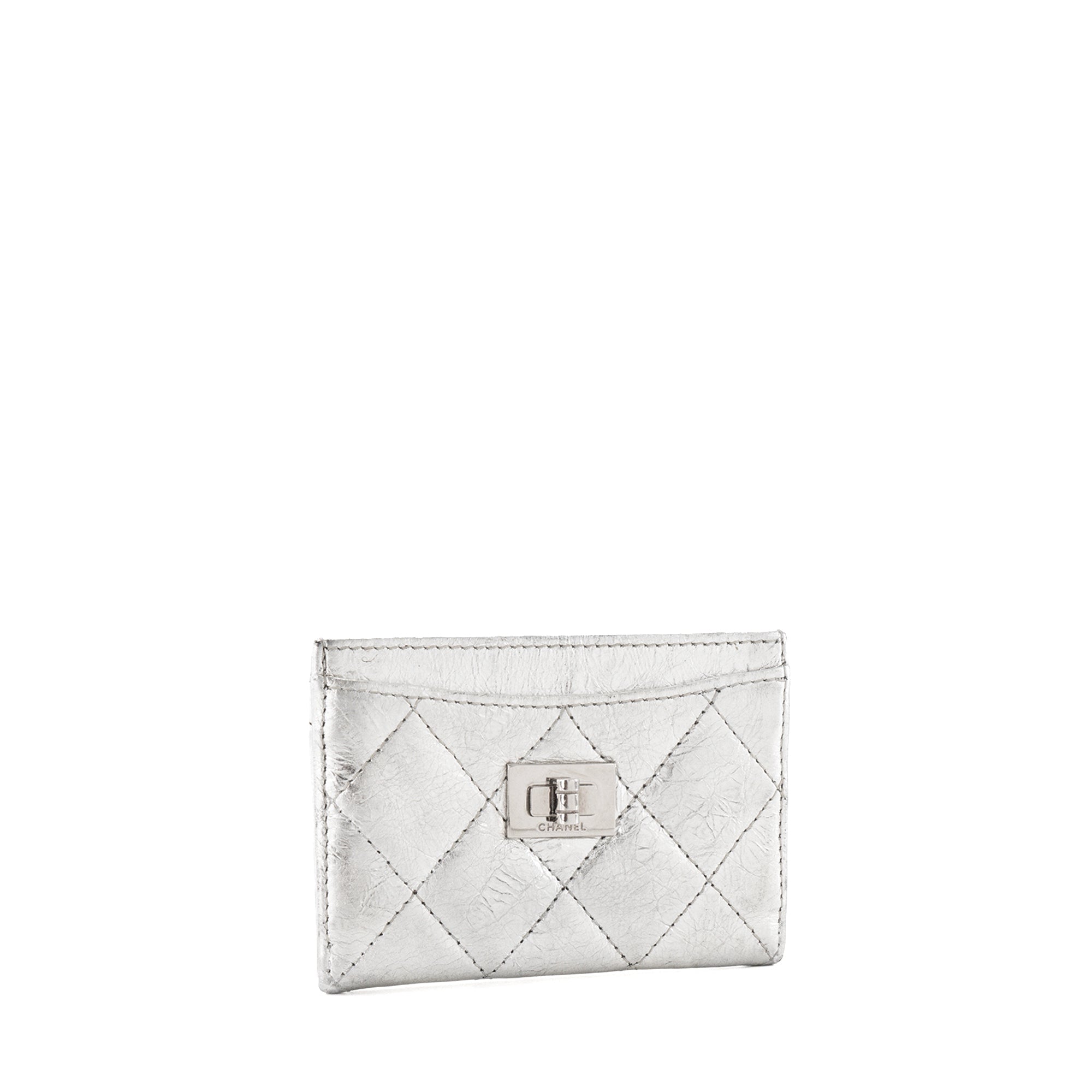 CHANEL - Porte cartes 2.55 Chanel en cuir froissé argenté