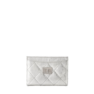 CHANEL - Porte cartes 2.55 Chanel en cuir froissé argenté