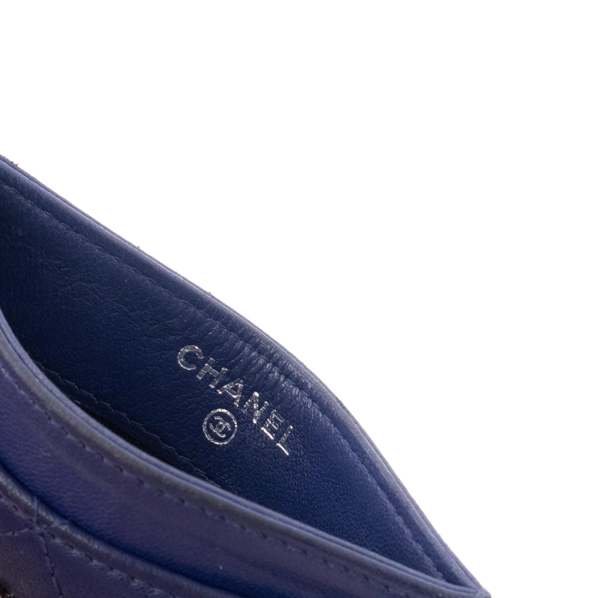 CHANEL - Porte cartes Chanel en cuir matelassé lisse bleu marine édition limitée