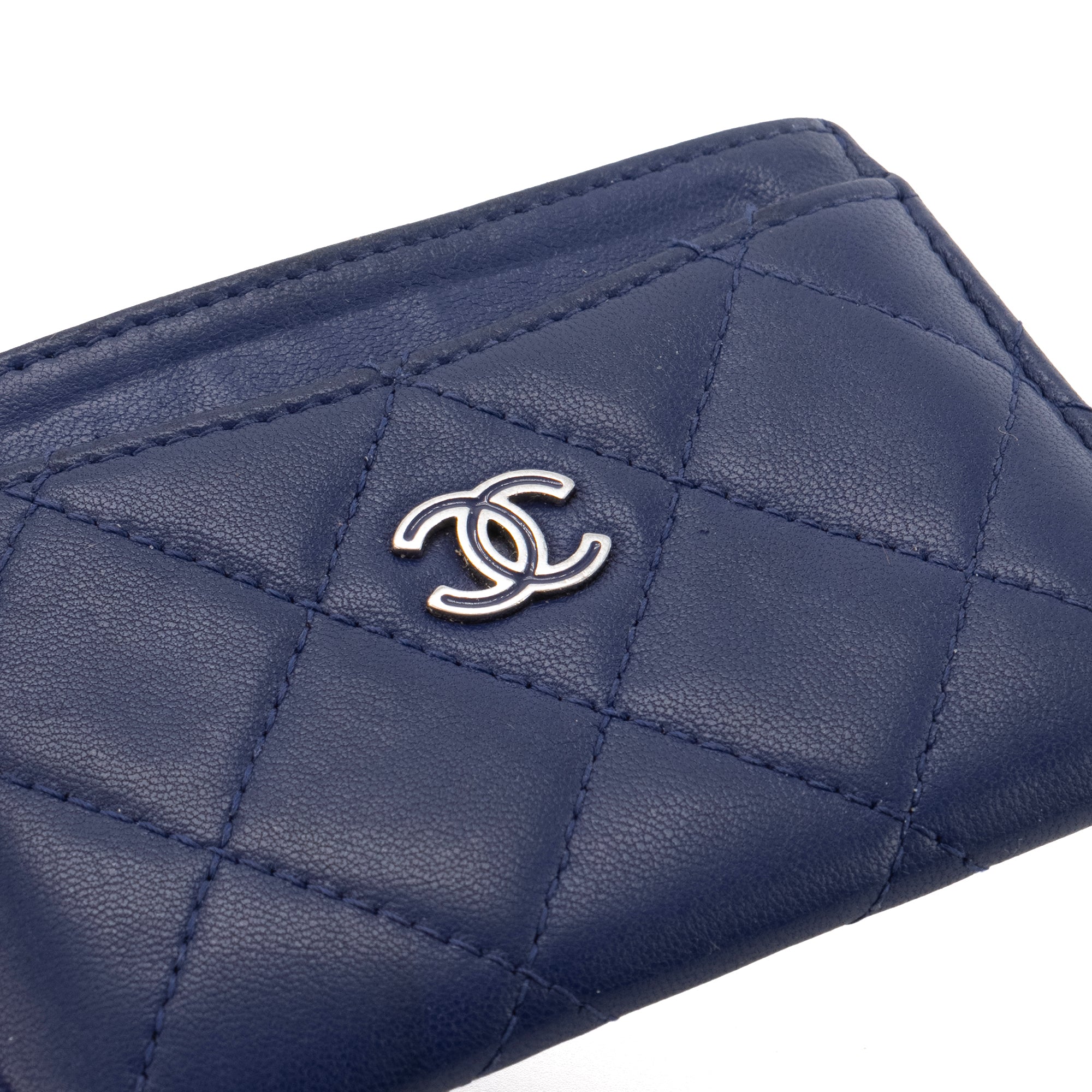 CHANEL - Porte cartes Chanel en cuir matelassé lisse bleu marine édition limitée