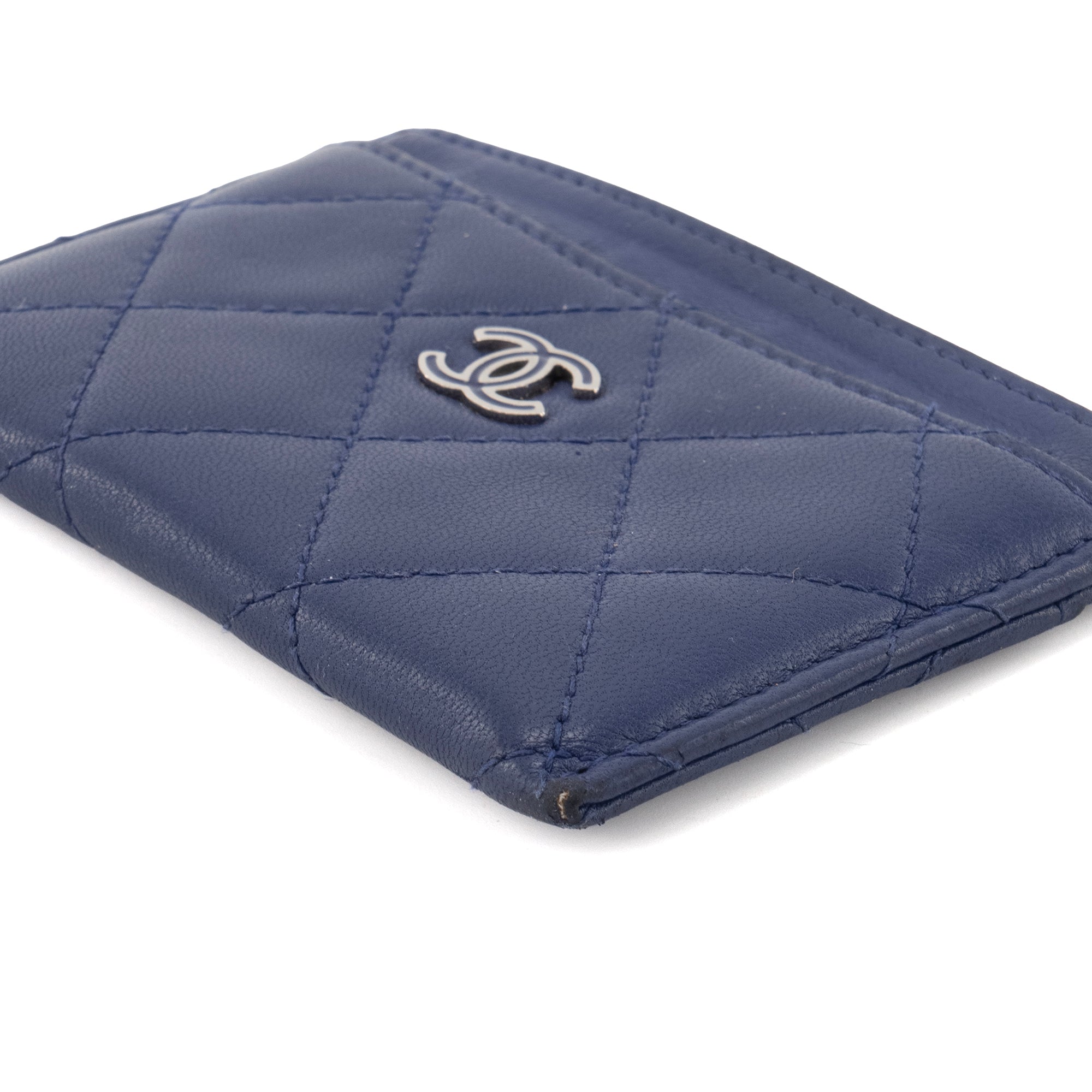 CHANEL - Porte cartes Chanel en cuir matelassé lisse bleu marine édition limitée