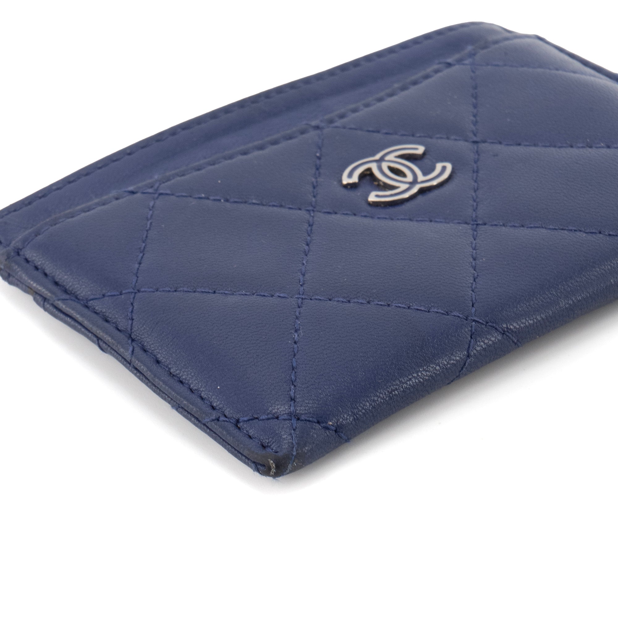 CHANEL - Porte cartes Chanel en cuir matelassé lisse bleu marine édition limitée