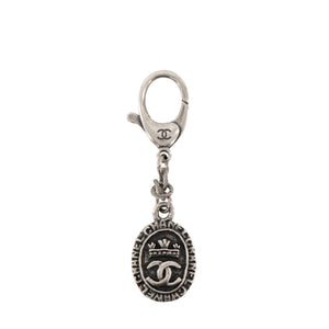 CHANEL - Porte clés Chanel en métal argent