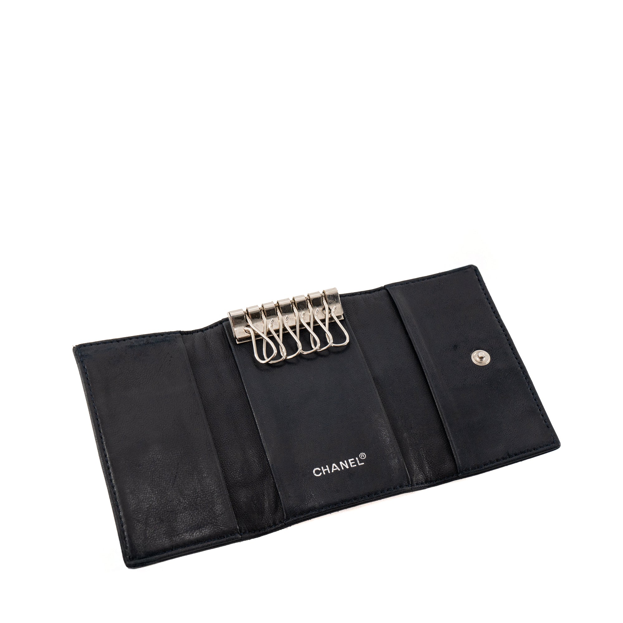 CHANEL - Pochette clés Chocolate Bar Chanel en cuir matelassé bleu marine