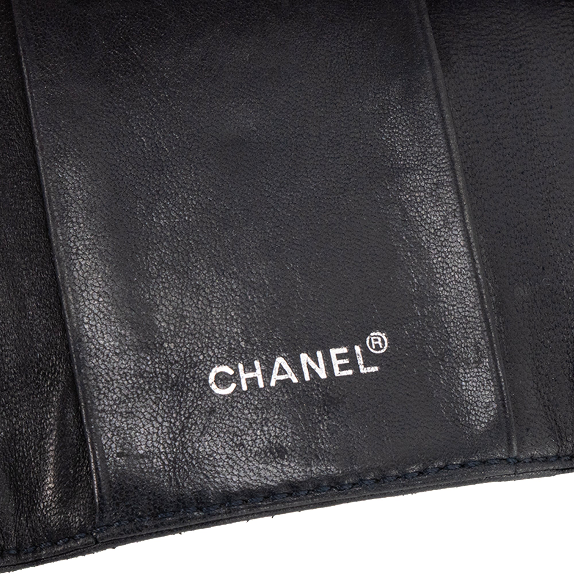 CHANEL - Pochette clés Chocolate Bar Chanel en cuir matelassé bleu marine