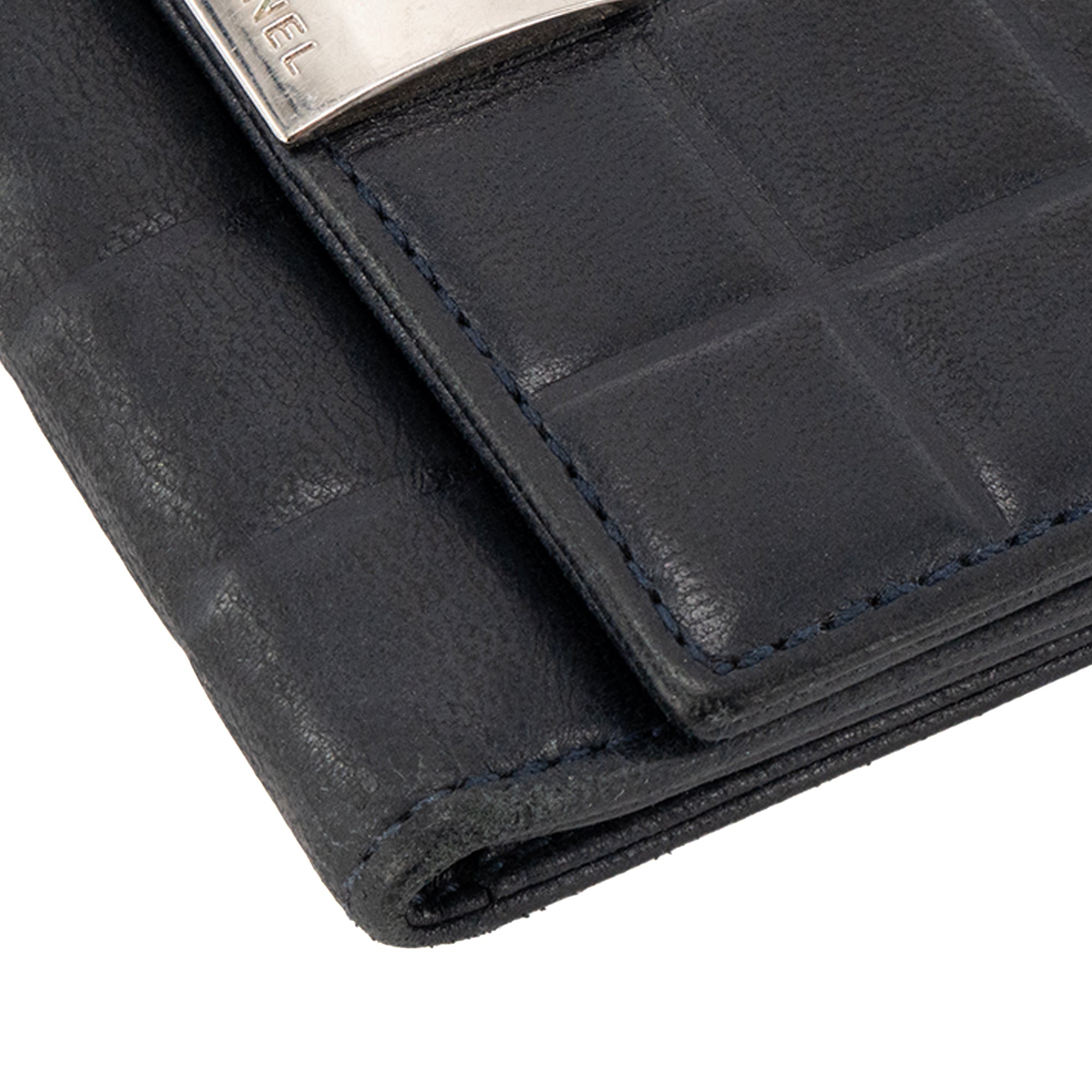 CHANEL - Pochette clés Chocolate Bar Chanel en cuir matelassé bleu marine