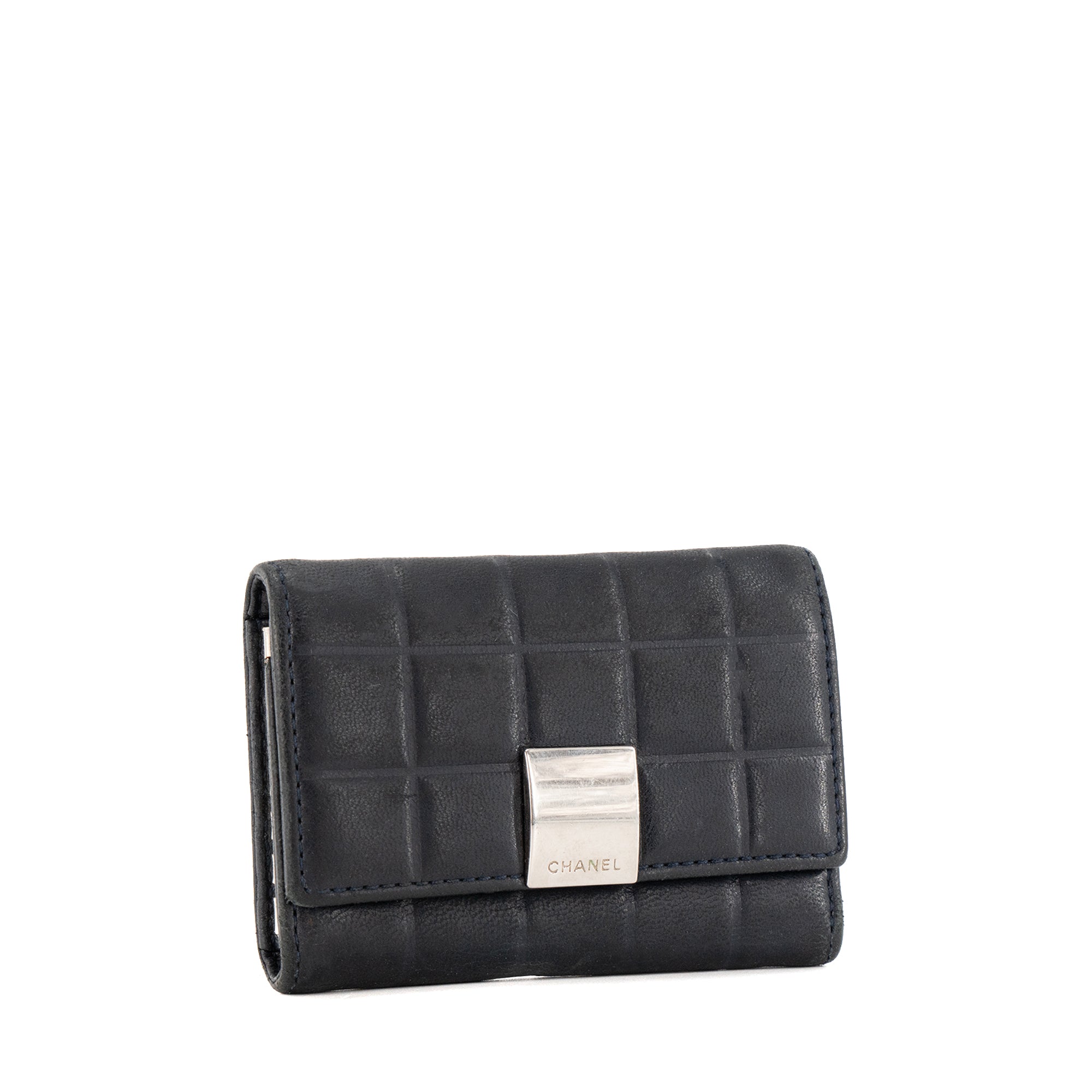 CHANEL - Pochette clés Chocolate Bar Chanel en cuir matelassé bleu marine