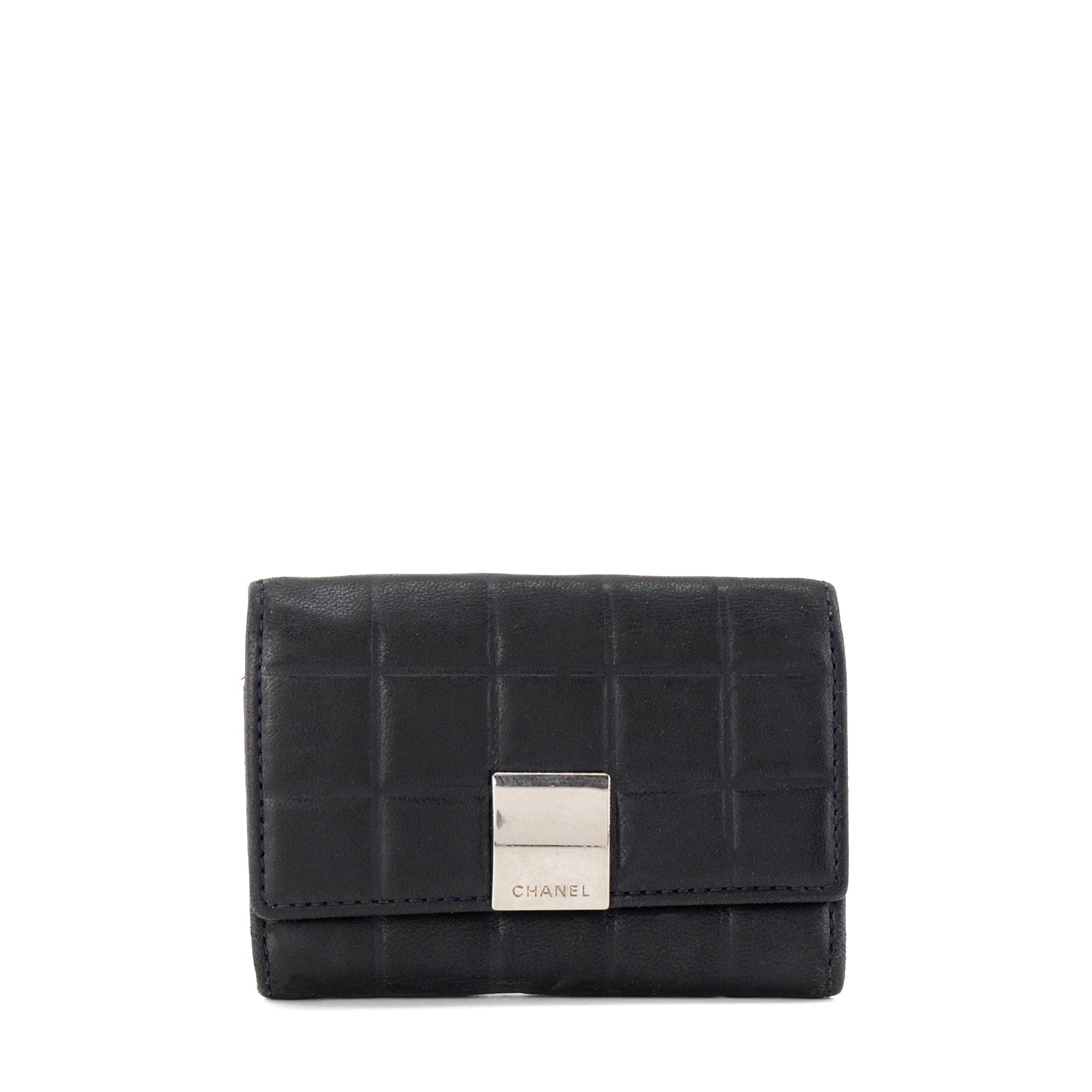 CHANEL - Pochette clés Chocolate Bar Chanel en cuir matelassé bleu marine