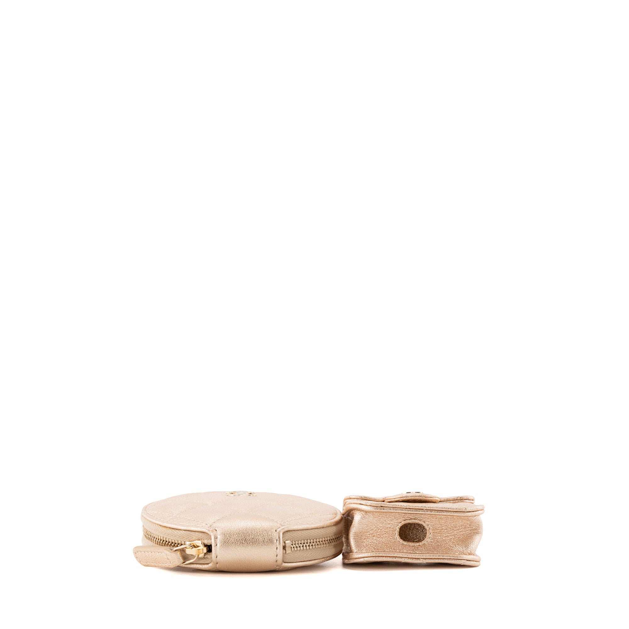 CHANEL - Porte-monnaie et étui Airpods Chanel en cuir métallisé doré