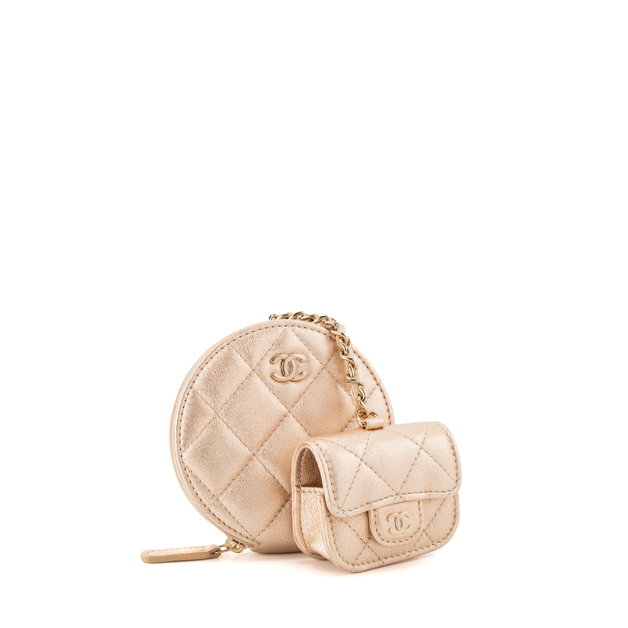 CHANEL - Porte-monnaie et étui Airpods Chanel en cuir métallisé doré