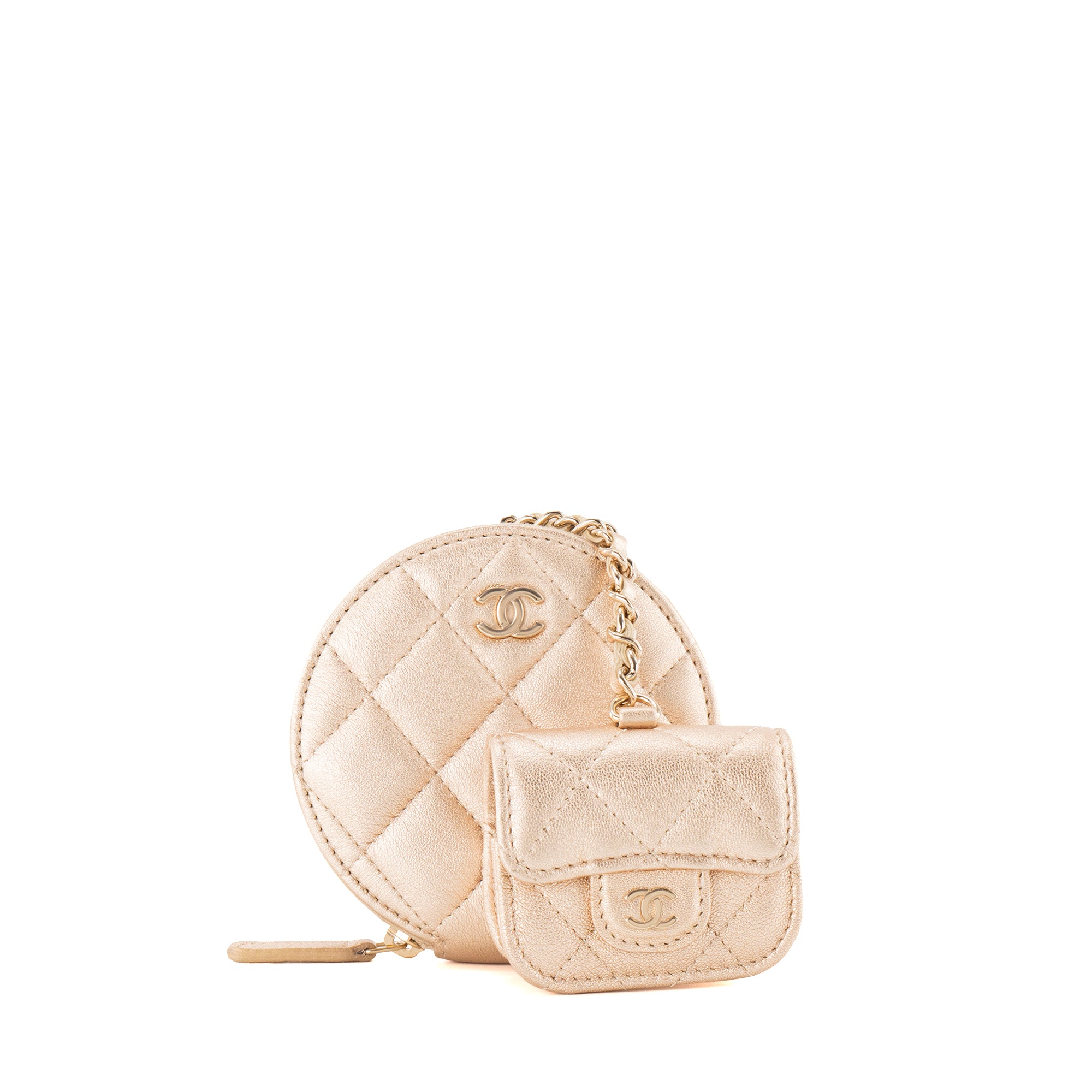 CHANEL - Porte-monnaie et étui Airpods Chanel en cuir métallisé doré
