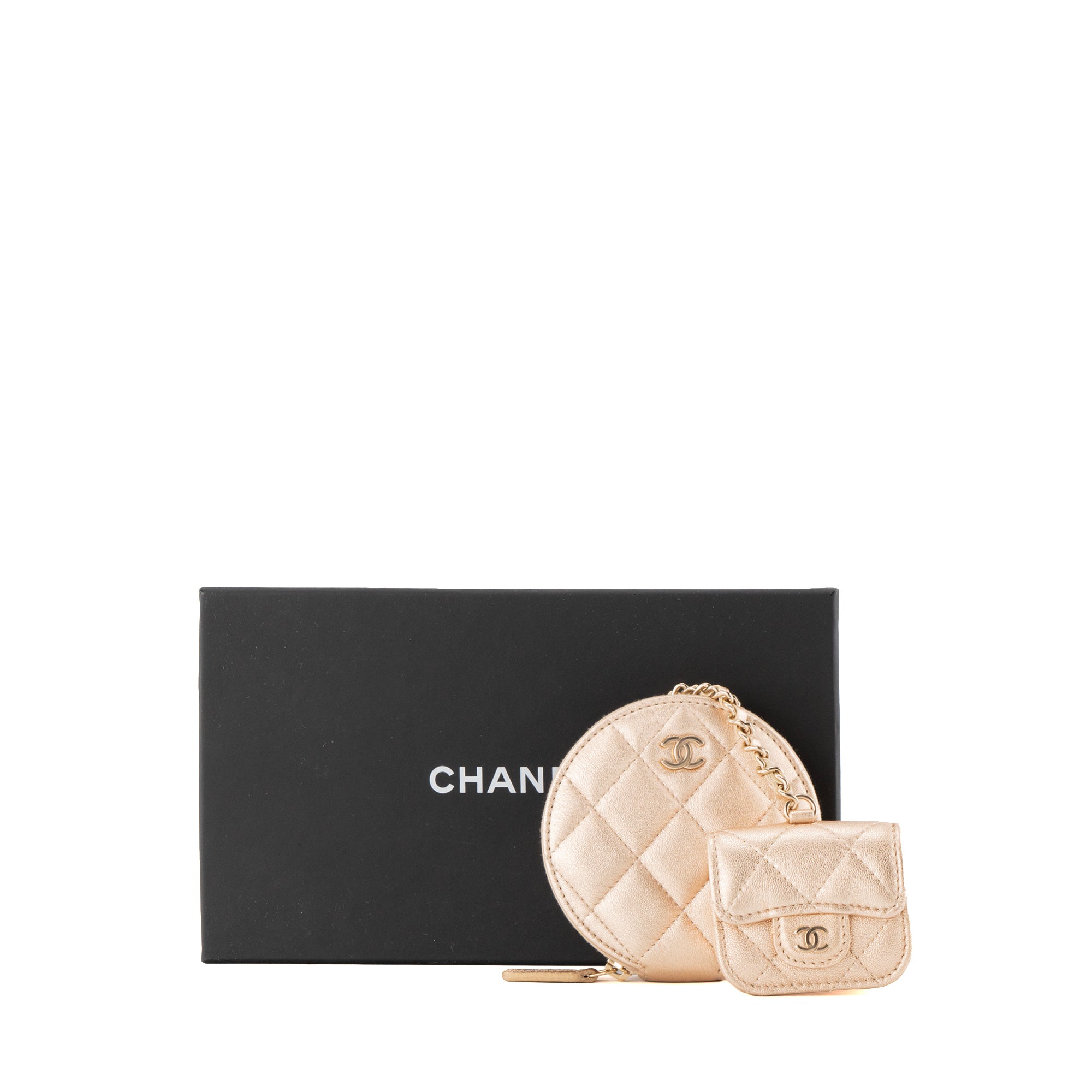 CHANEL - Porte-monnaie et étui Airpods Chanel en cuir métallisé doré