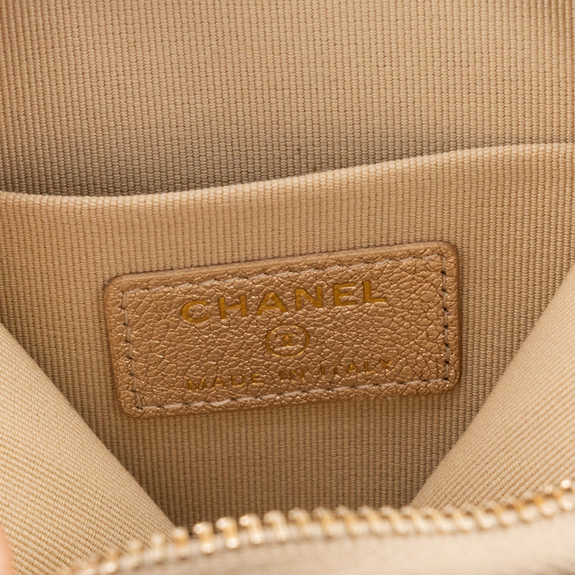 CHANEL - Porte-monnaie et étui Airpods Chanel en cuir métallisé doré