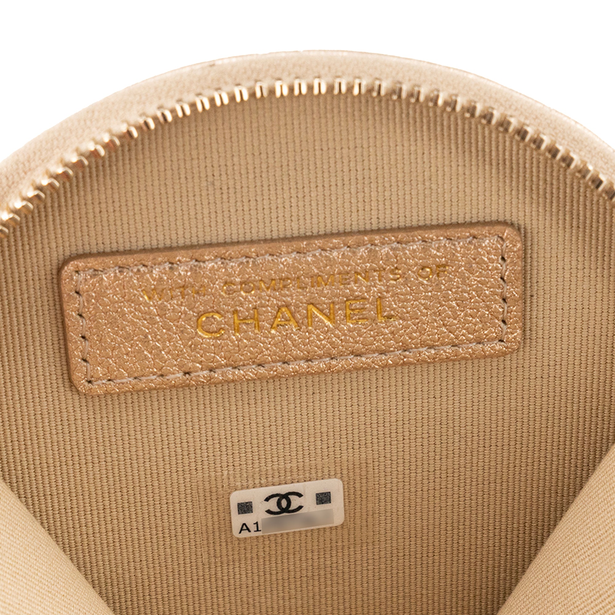 CHANEL - Porte-monnaie et étui Airpods Chanel en cuir métallisé doré