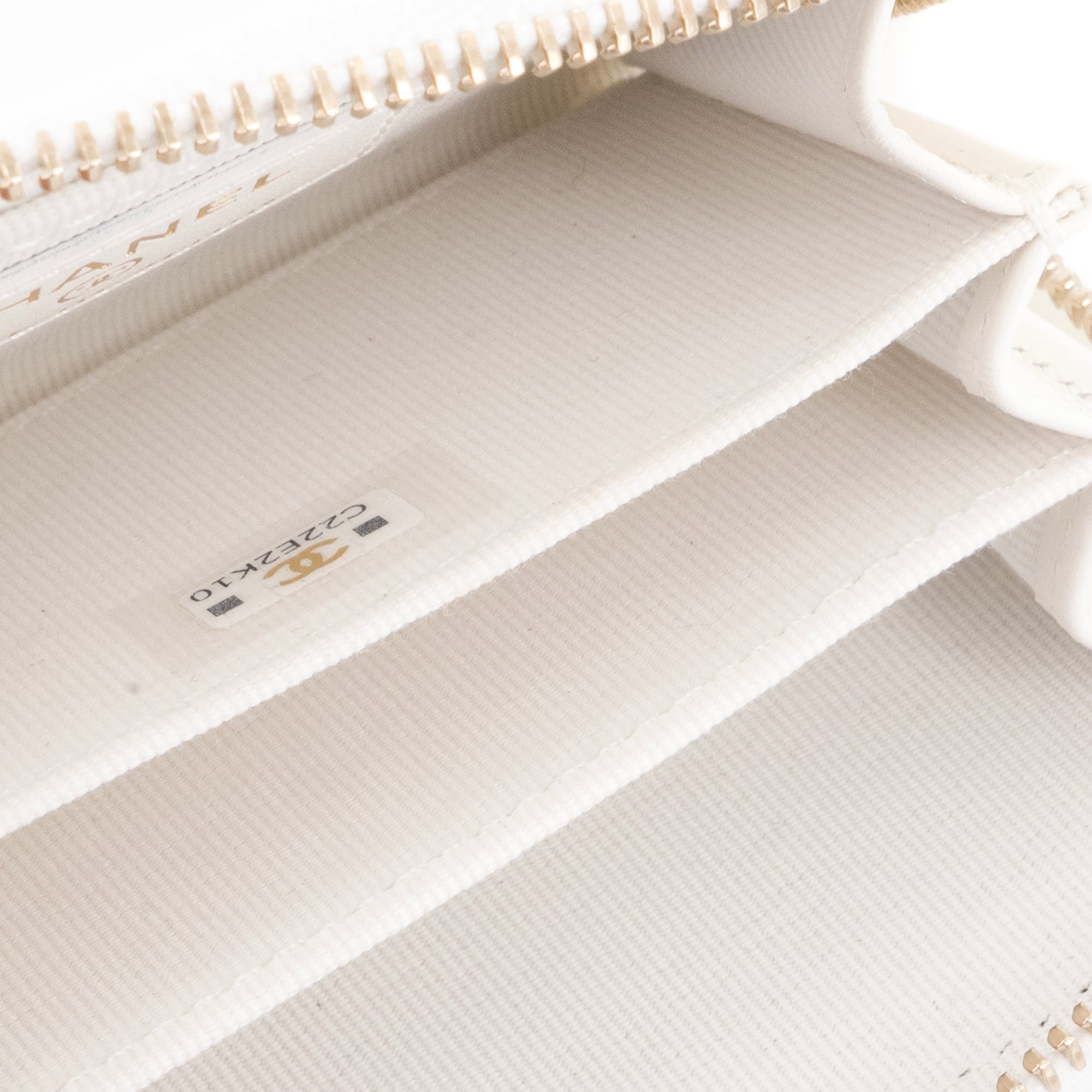 CHANEL - Porte-monnaie Zippé Classique/Timeless Chanel en cuir caviar blanc