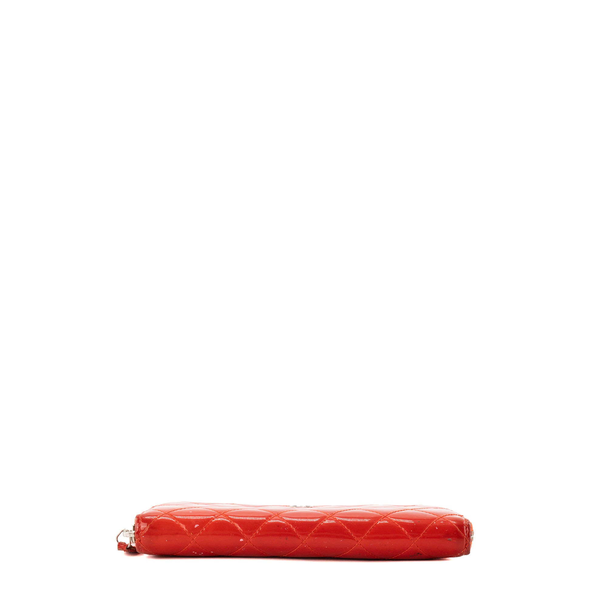 CHANEL - Portefeuille long Classique/Timeless Chanel en cuir verni rouge