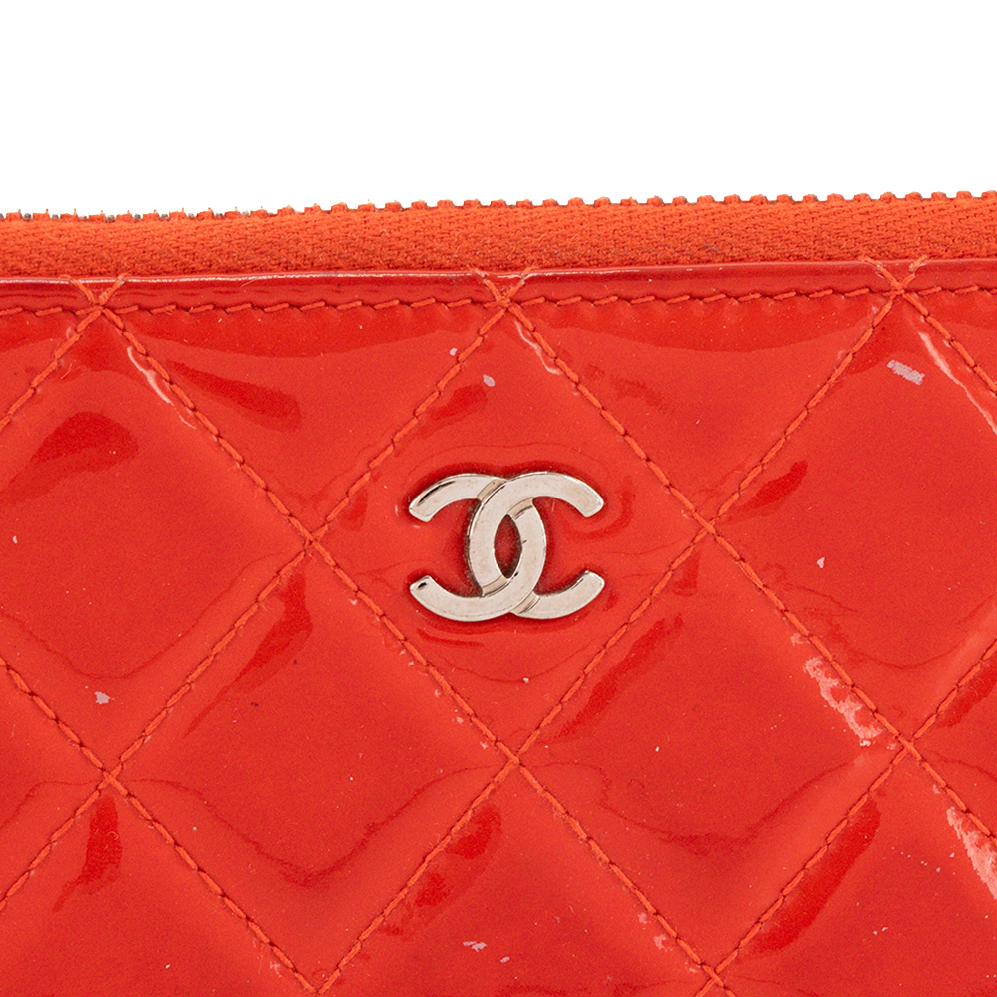 CHANEL - Portefeuille long Classique/Timeless Chanel en cuir verni rouge