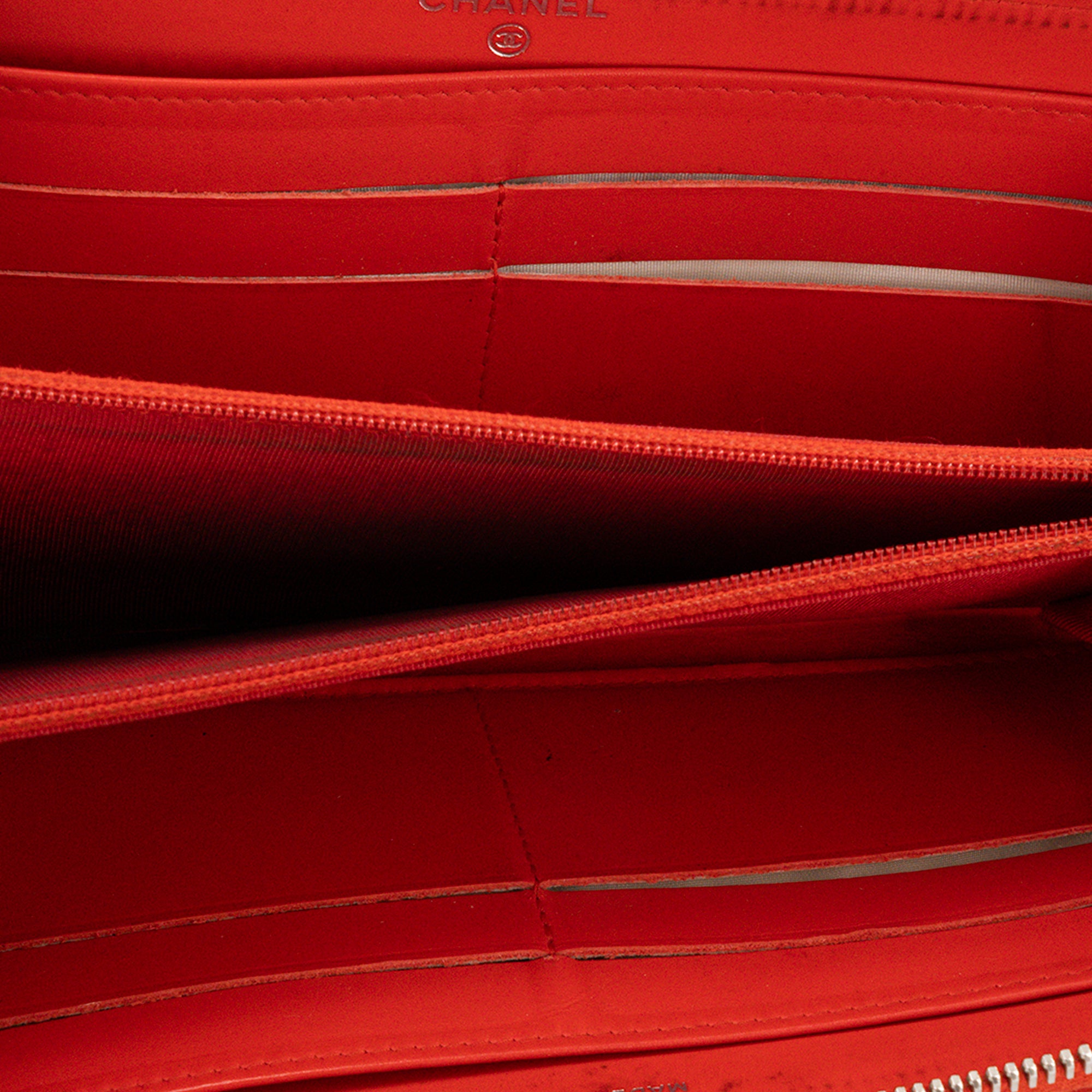 CHANEL - Portefeuille long Classique/Timeless Chanel en cuir verni rouge