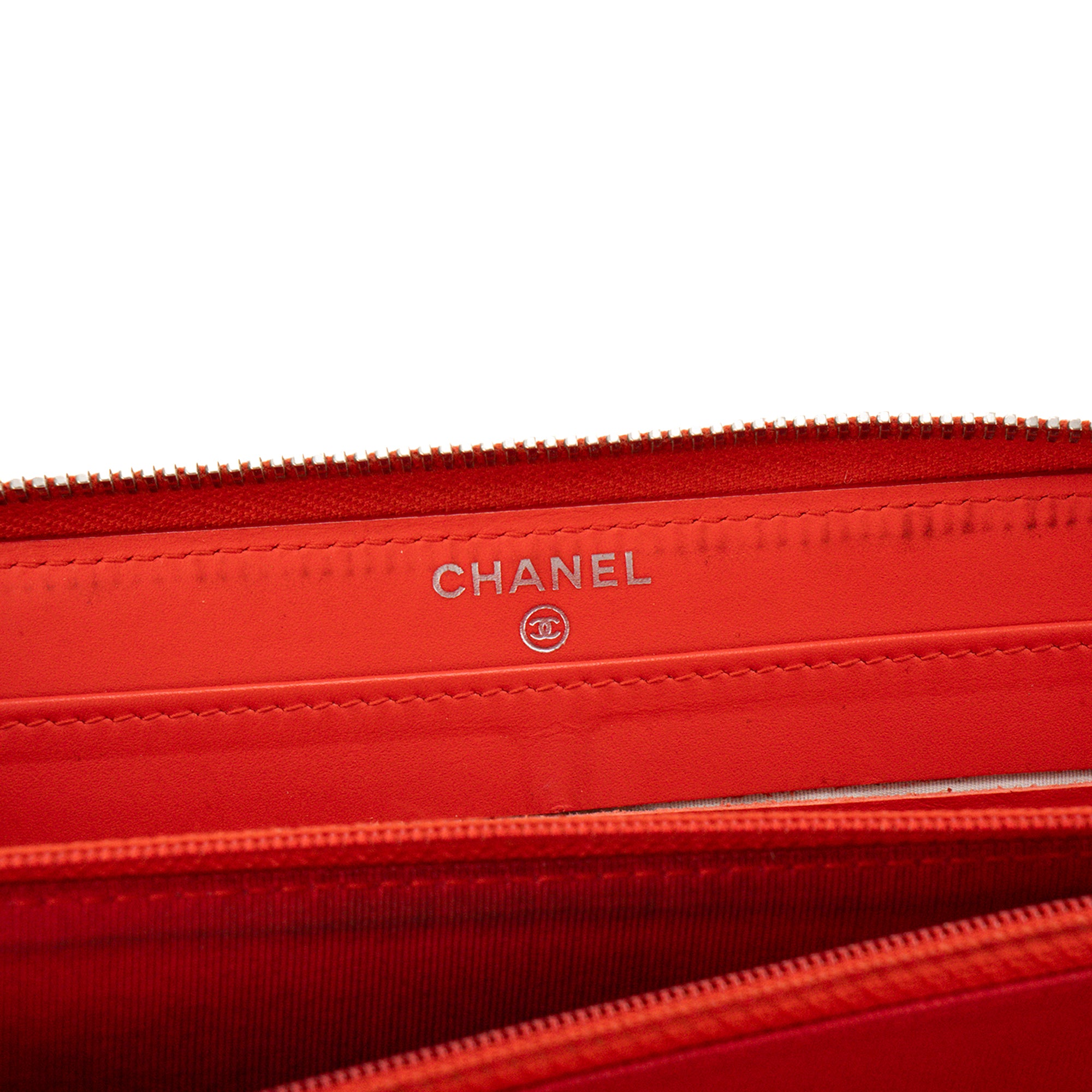 CHANEL - Portefeuille long Classique/Timeless Chanel en cuir verni rouge