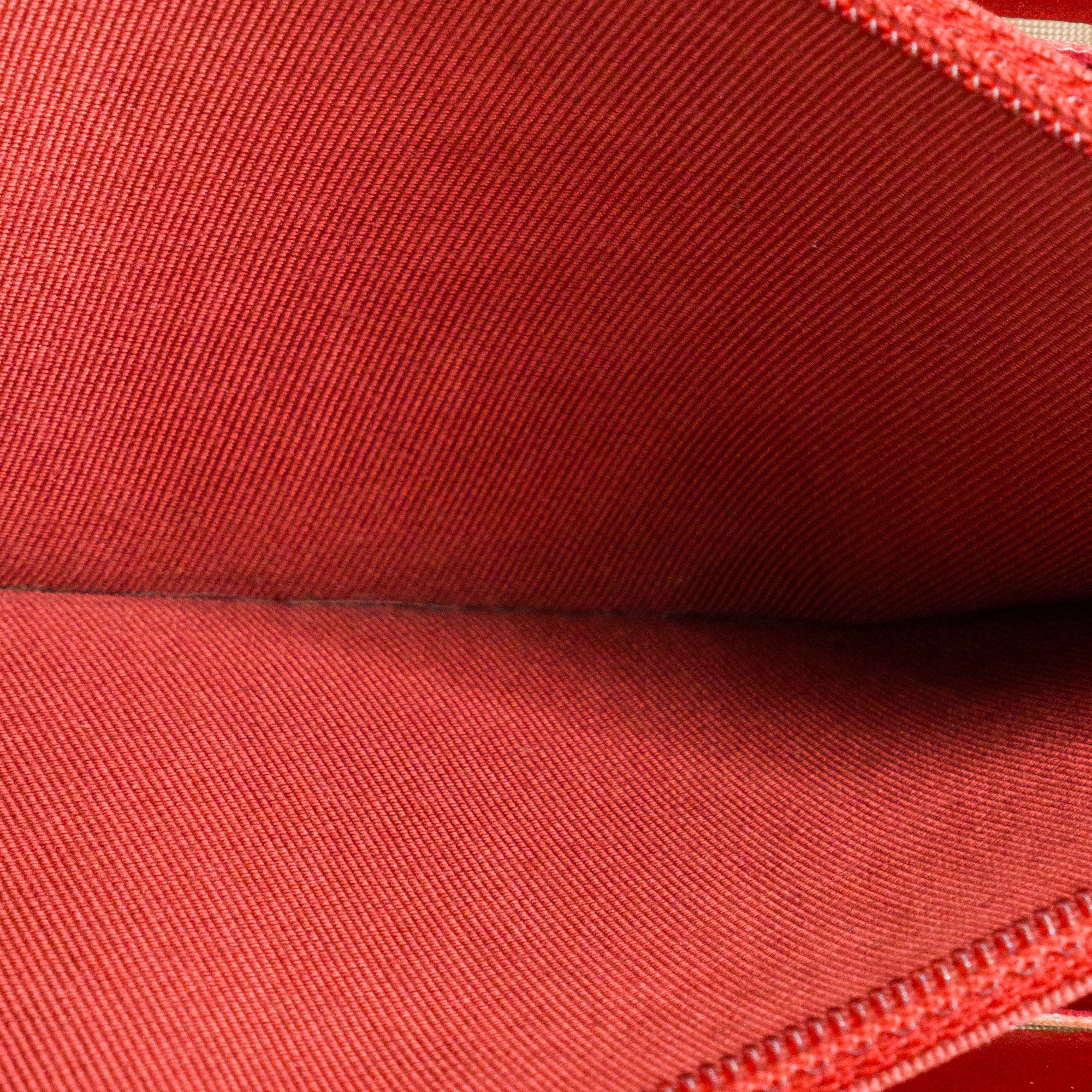 CHANEL - Portefeuille long Classique/Timeless Chanel en cuir lisse rouge