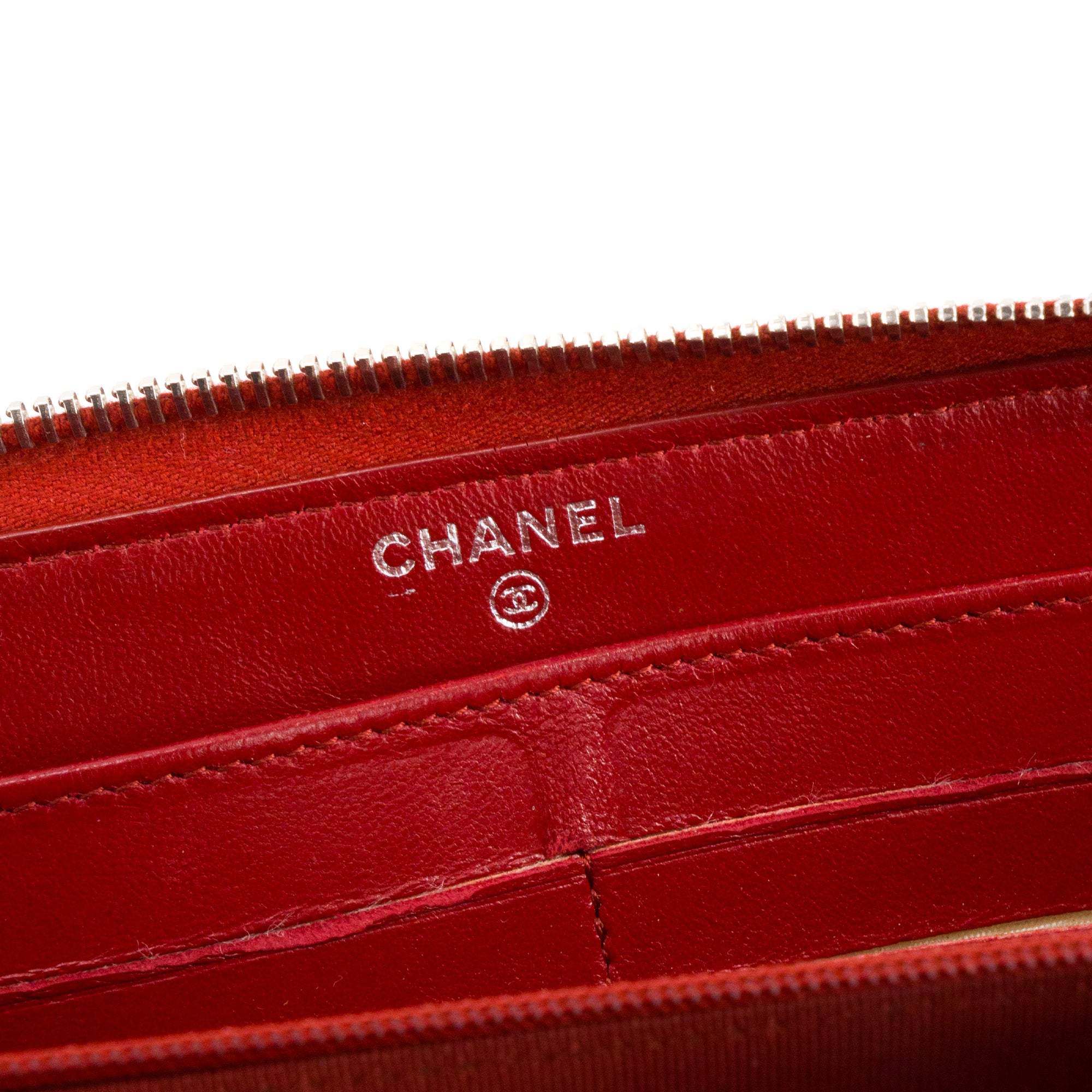 CHANEL - Portefeuille long Classique/Timeless Chanel en cuir lisse rouge