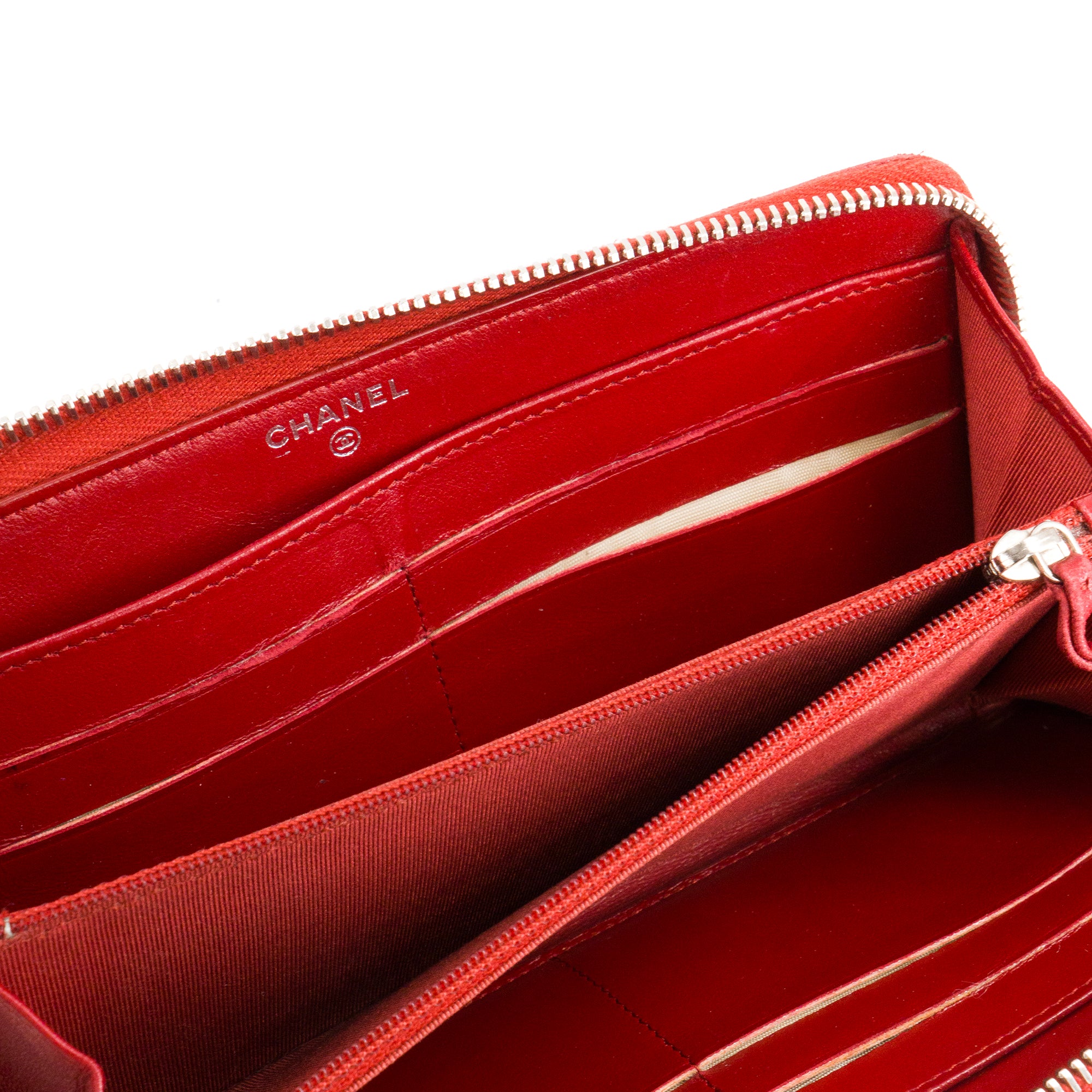 CHANEL - Portefeuille long Classique/Timeless Chanel en cuir lisse rouge