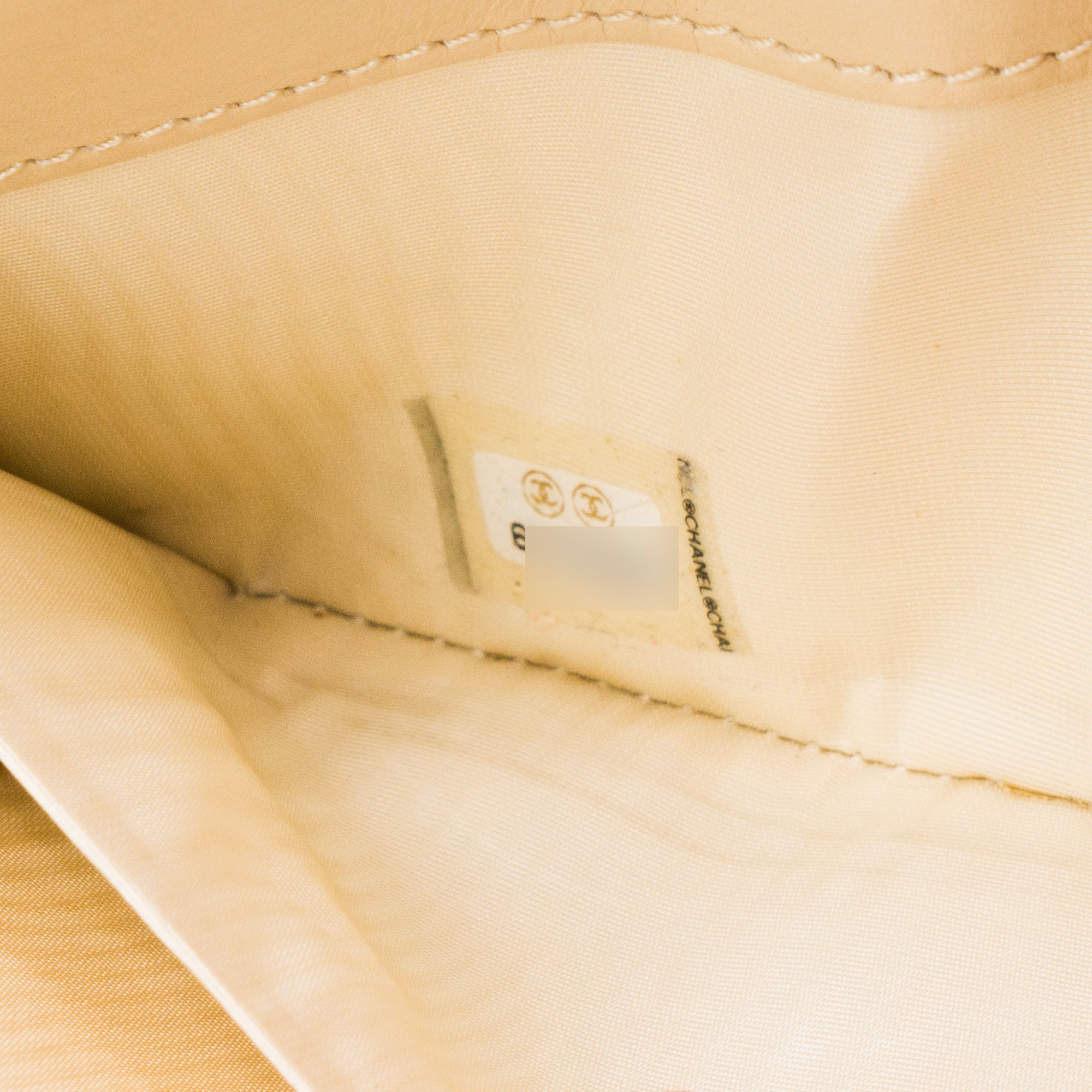 CHANEL - Portefeuille Long Zip Chanel en cuir grainé écru