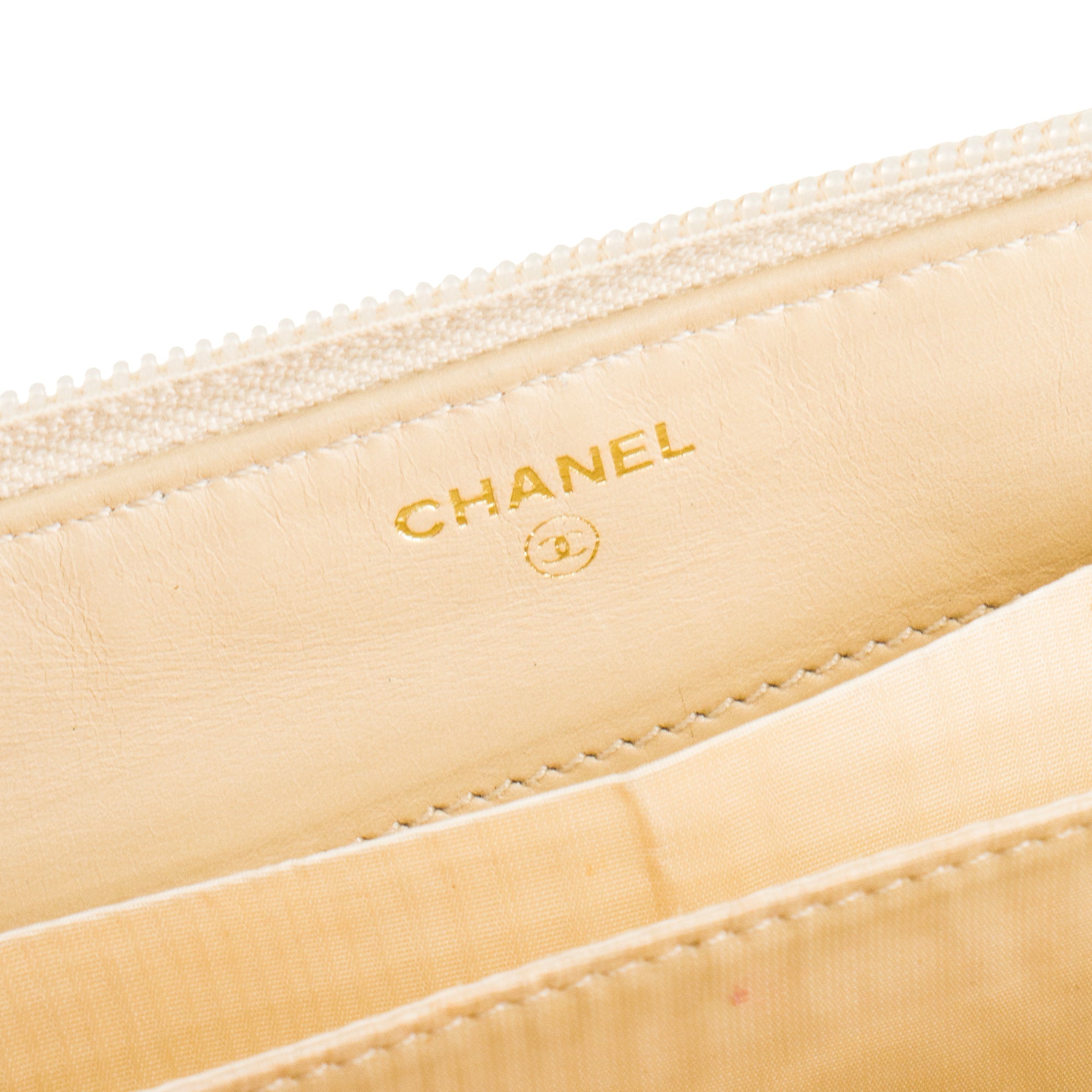 CHANEL - Portefeuille Long Zip Chanel en cuir grainé écru