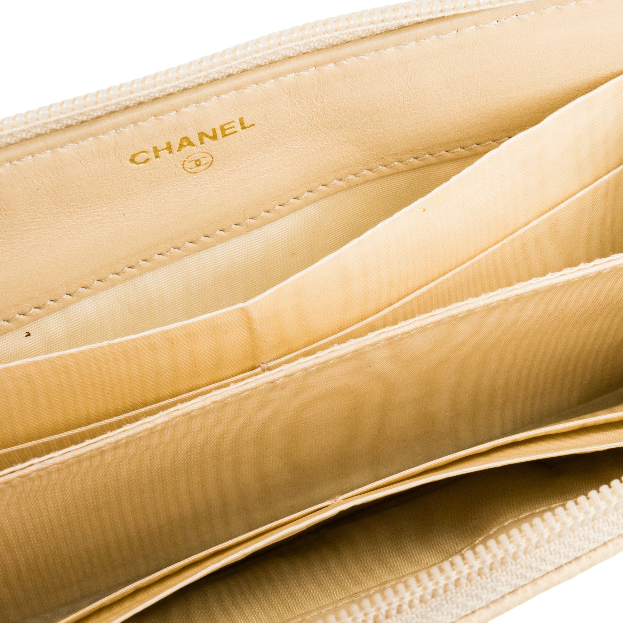 CHANEL - Portefeuille Long Zip Chanel en cuir grainé écru