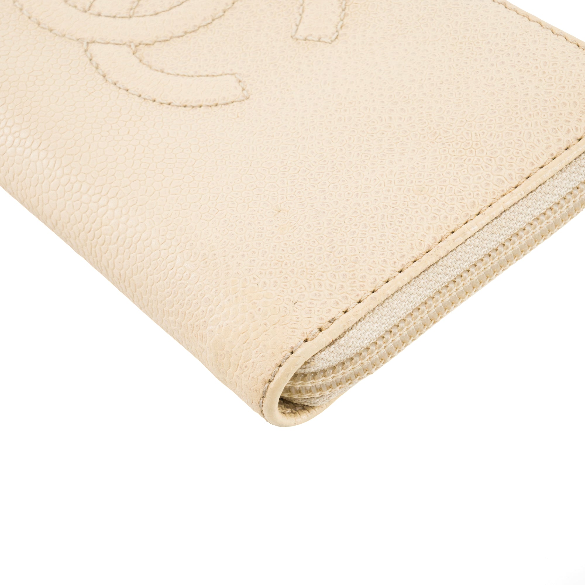CHANEL - Portefeuille Long Zip Chanel en cuir grainé écru