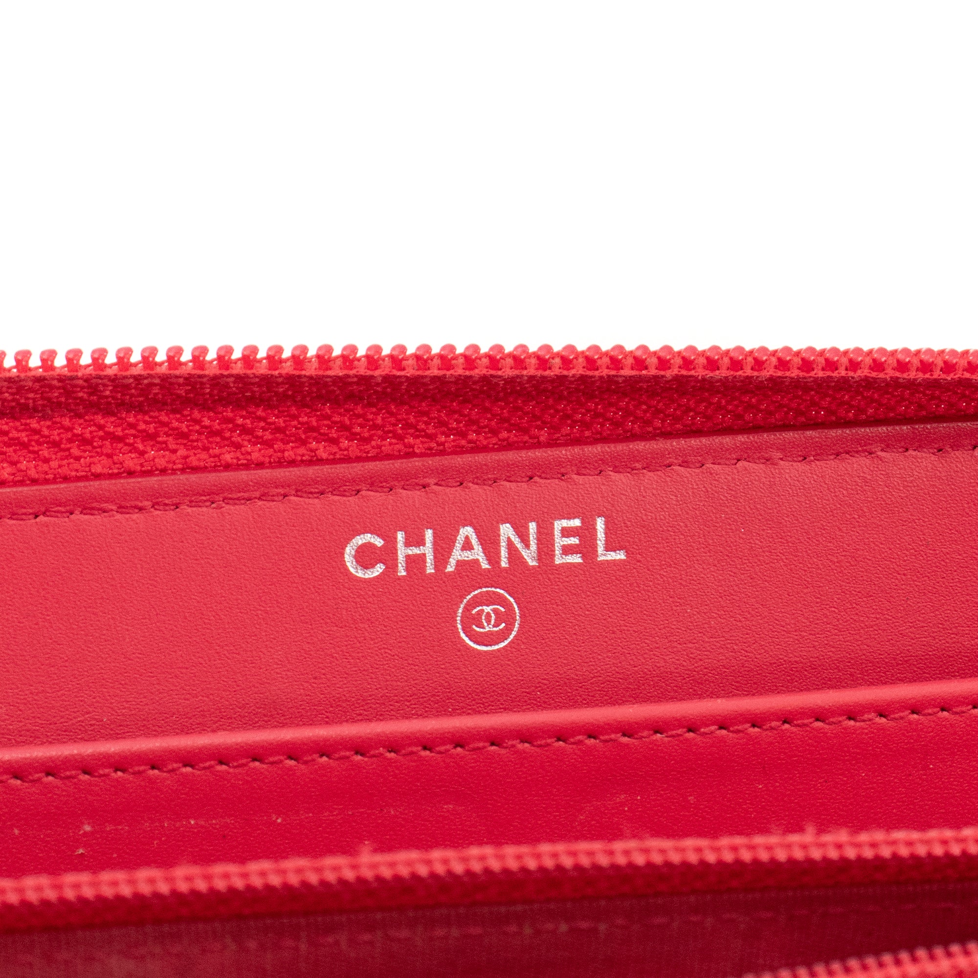 CHANEL - Portefeuille Long Zip Chanel en cuir grainé rose