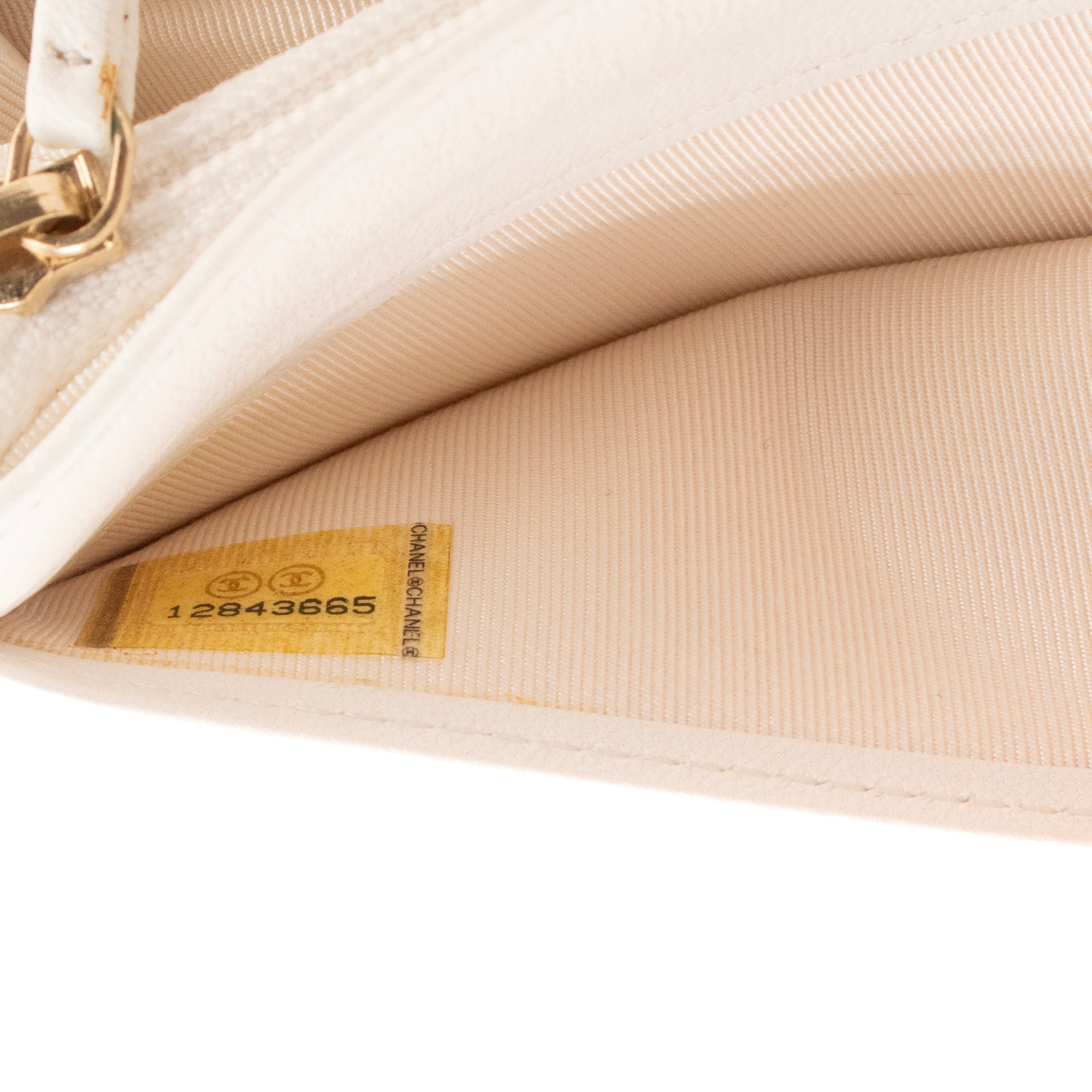 CHANEL - Portefeuille Valentine Chanel en cuir matelassé blanc édition limitée