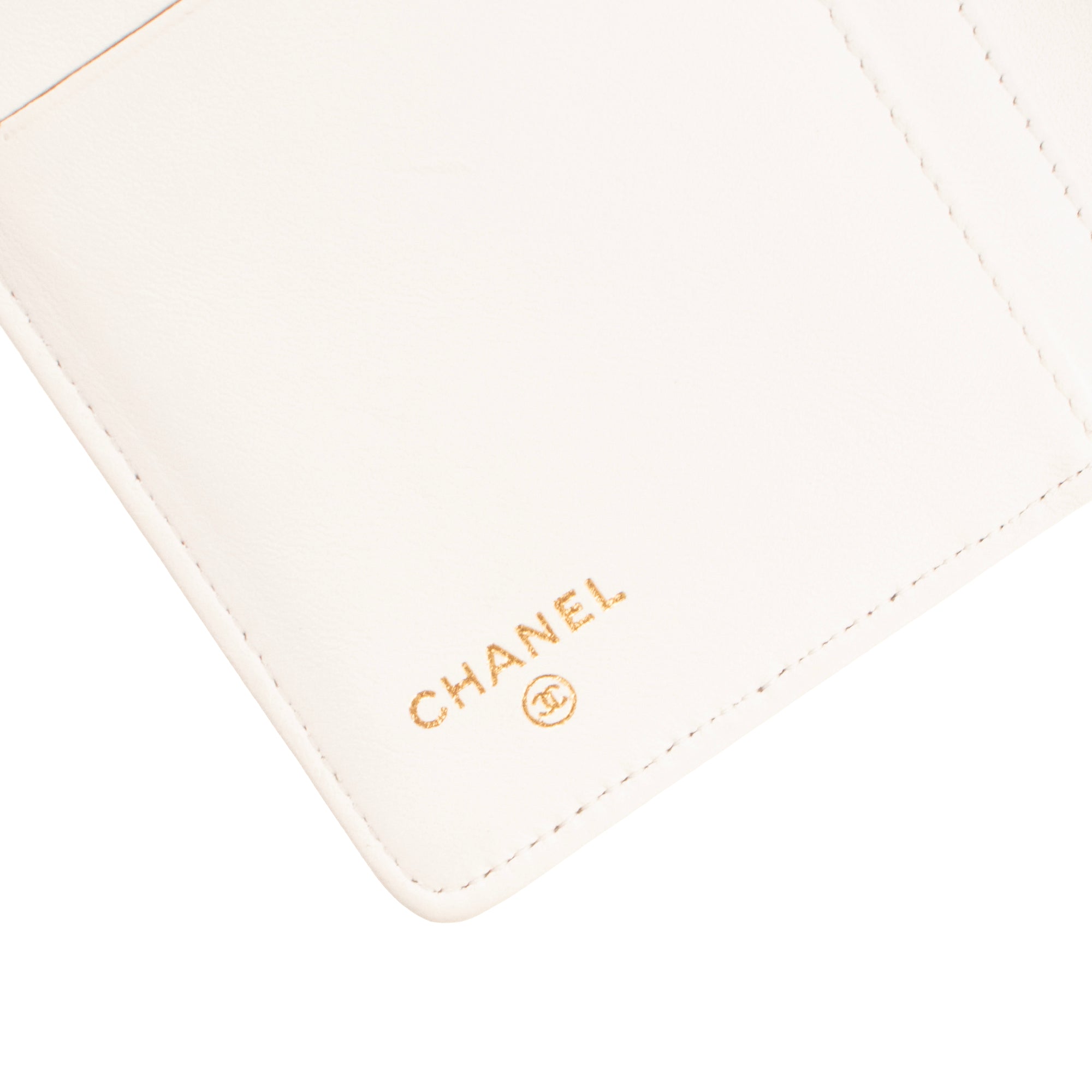 CHANEL - Portefeuille Valentine Chanel en cuir matelassé blanc édition limitée