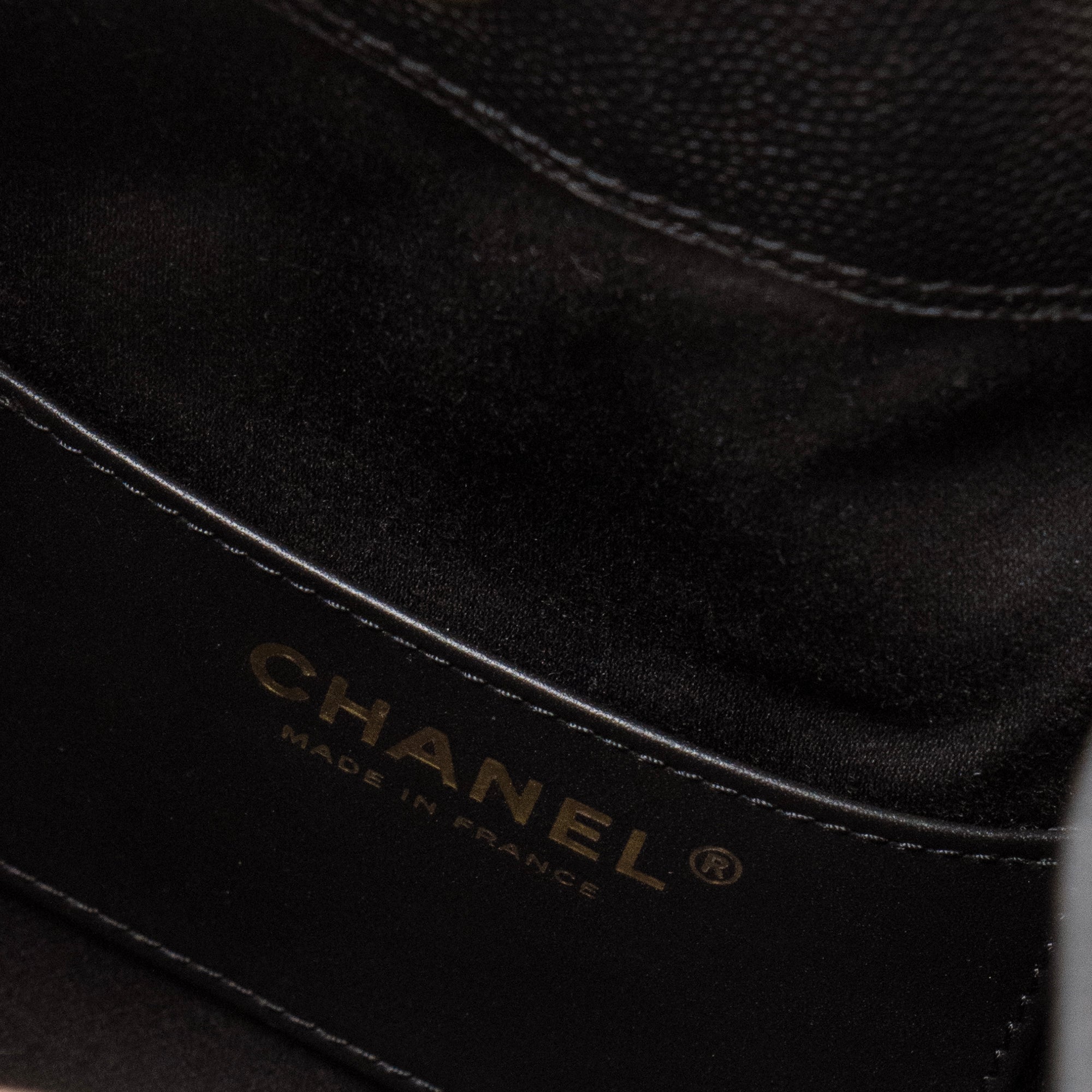 CHANEL - Sac à épaule Chanel 25 en cuir caviar noir