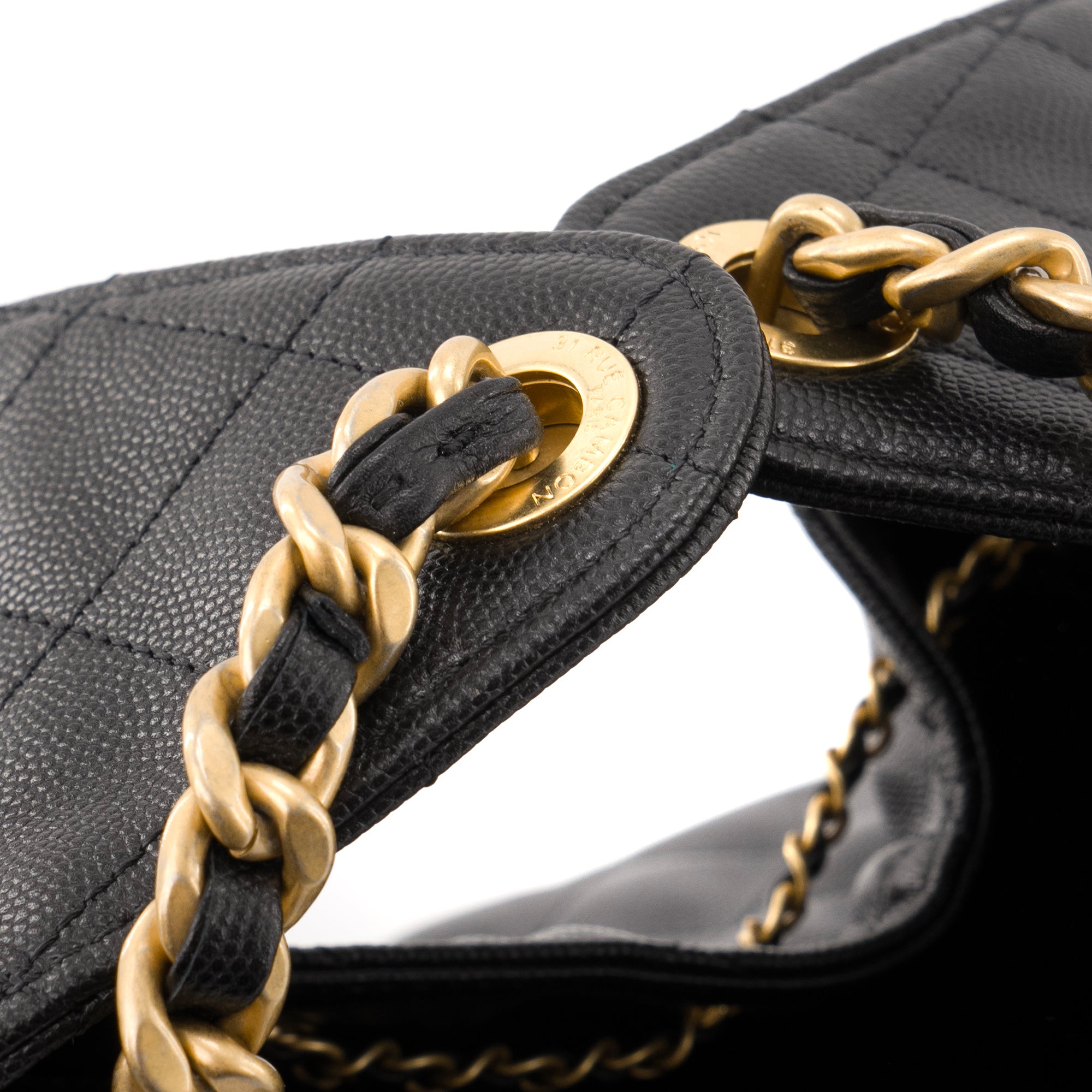 CHANEL - Sac à épaule Chanel 25 en cuir caviar noir