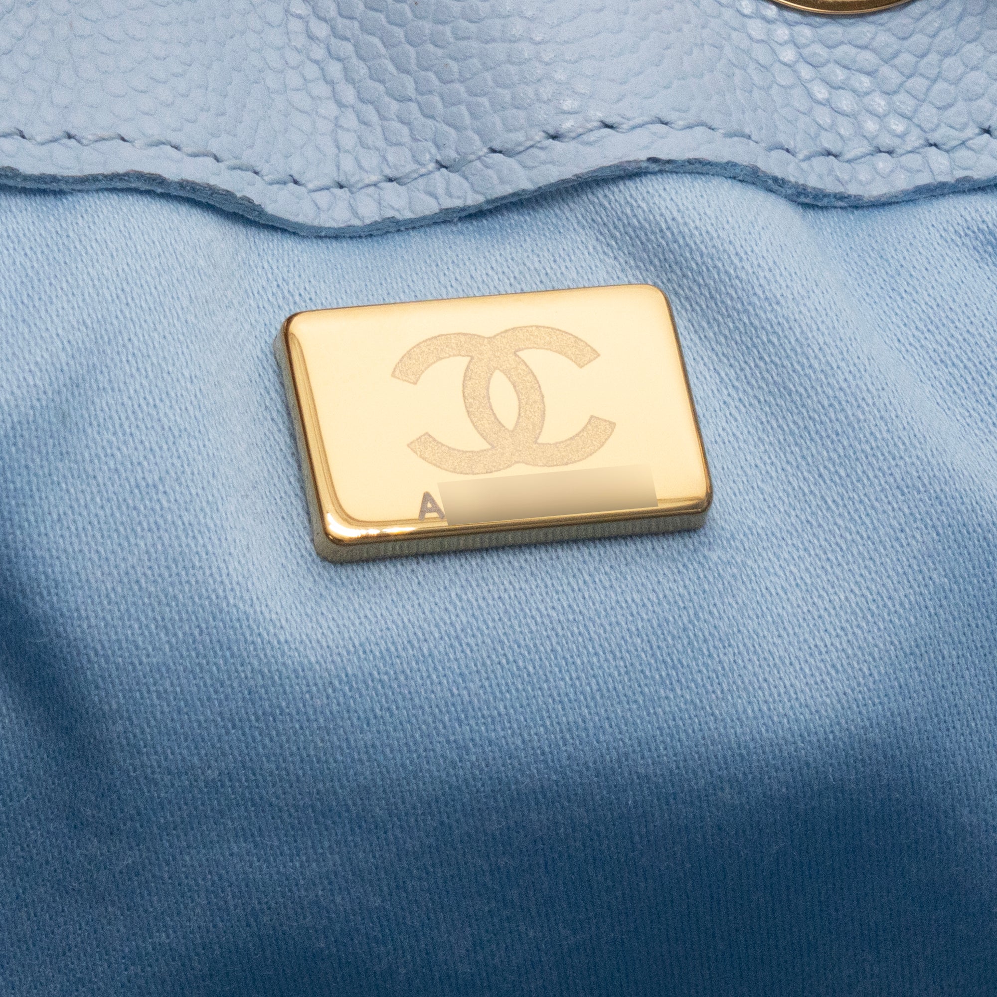 CHANEL - Sac à épaule Chanel 25 small en cuir bleu light blue
